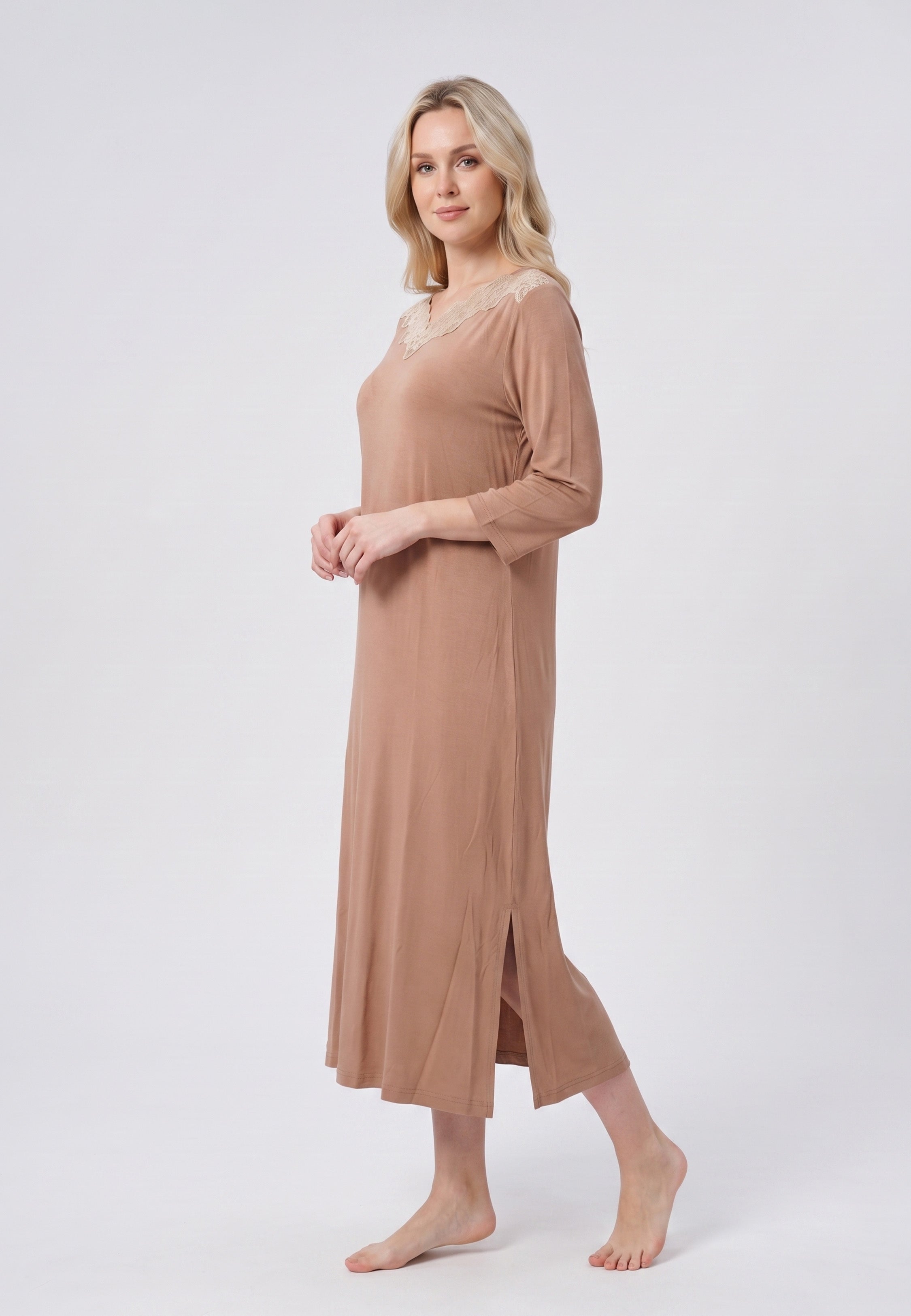 Femme portant chemise de nuit longue manches 3/4 encolure dentelle Rosabella