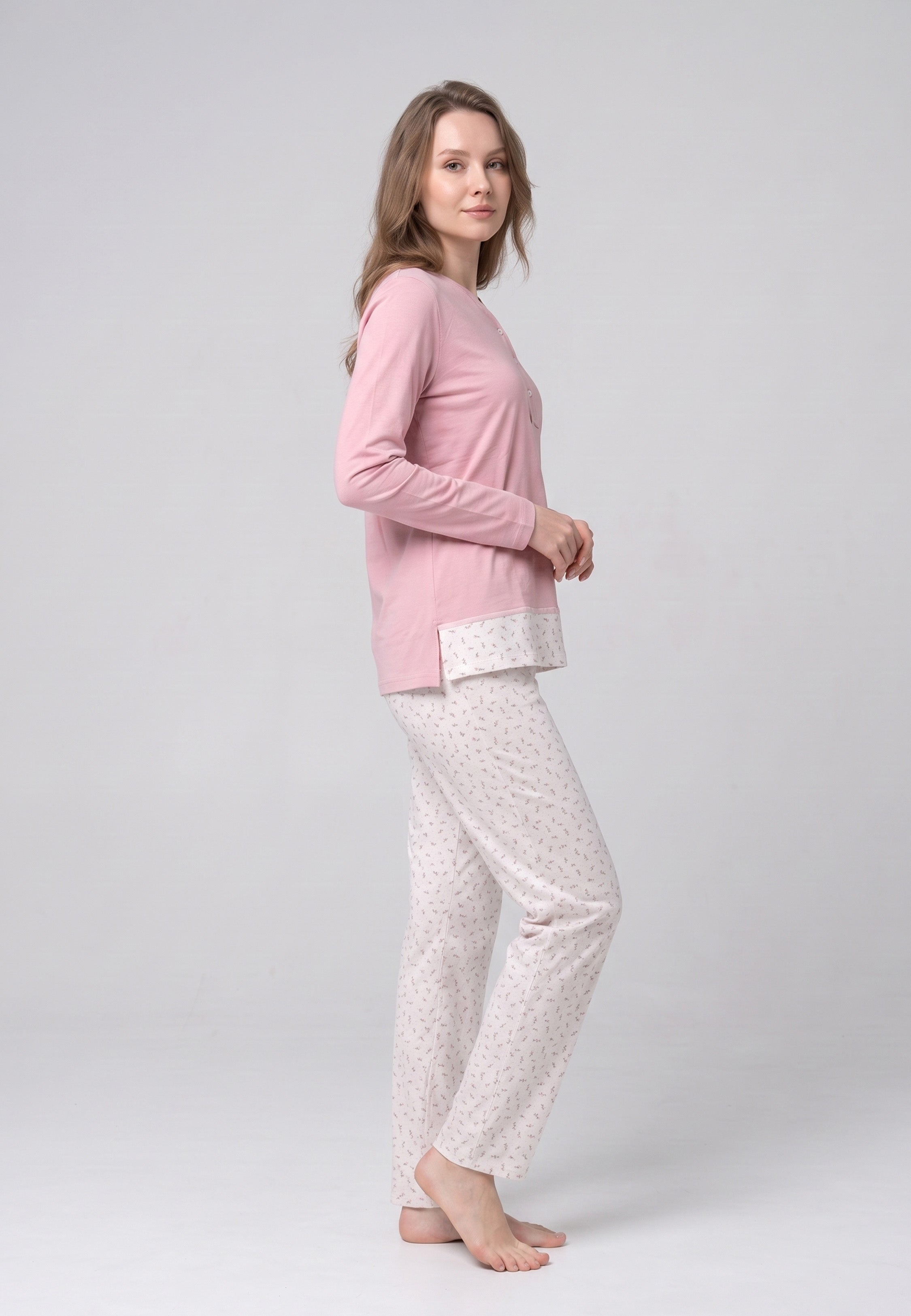 Femme portant pyjama haut rose patte boutonnée & pantalon imprimé fleurettes Rosabella