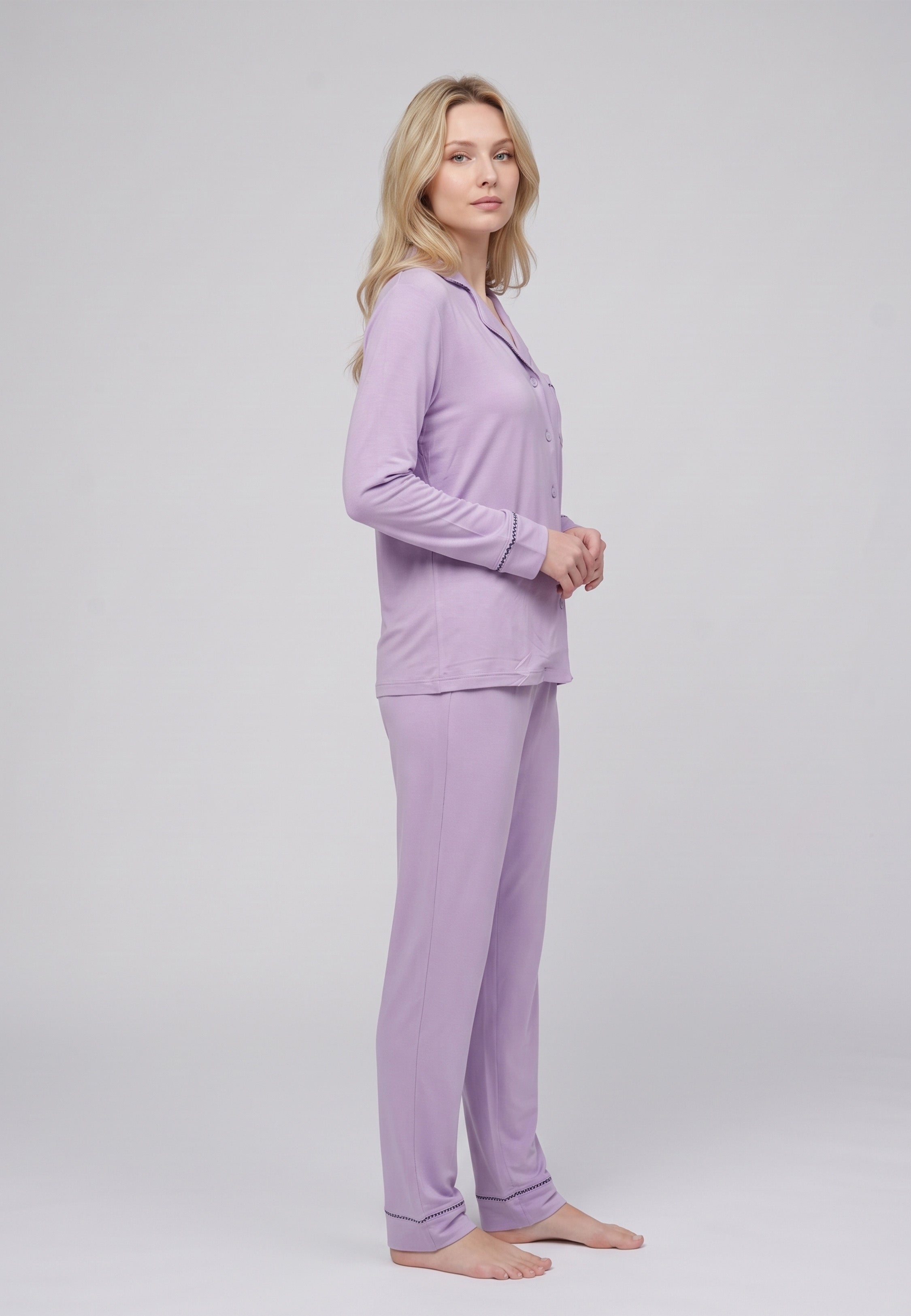 Femme portant pyjama chemise boutonnée col cranté & pantalon long mauve Rosabella