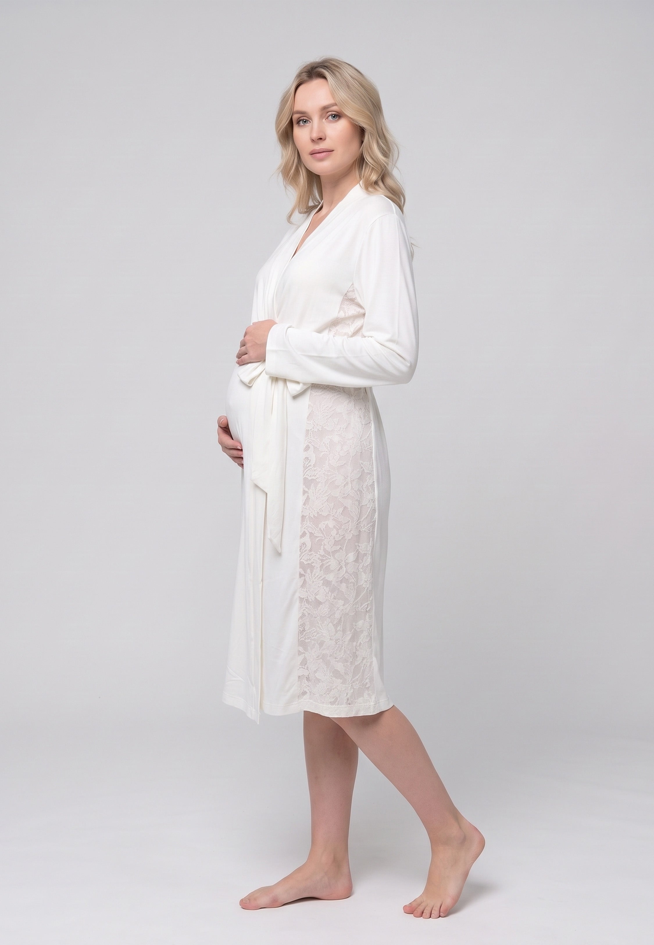 Femme enceinte portant peignoir maternité long ceinturé dentelle blanc cassé Rosabella