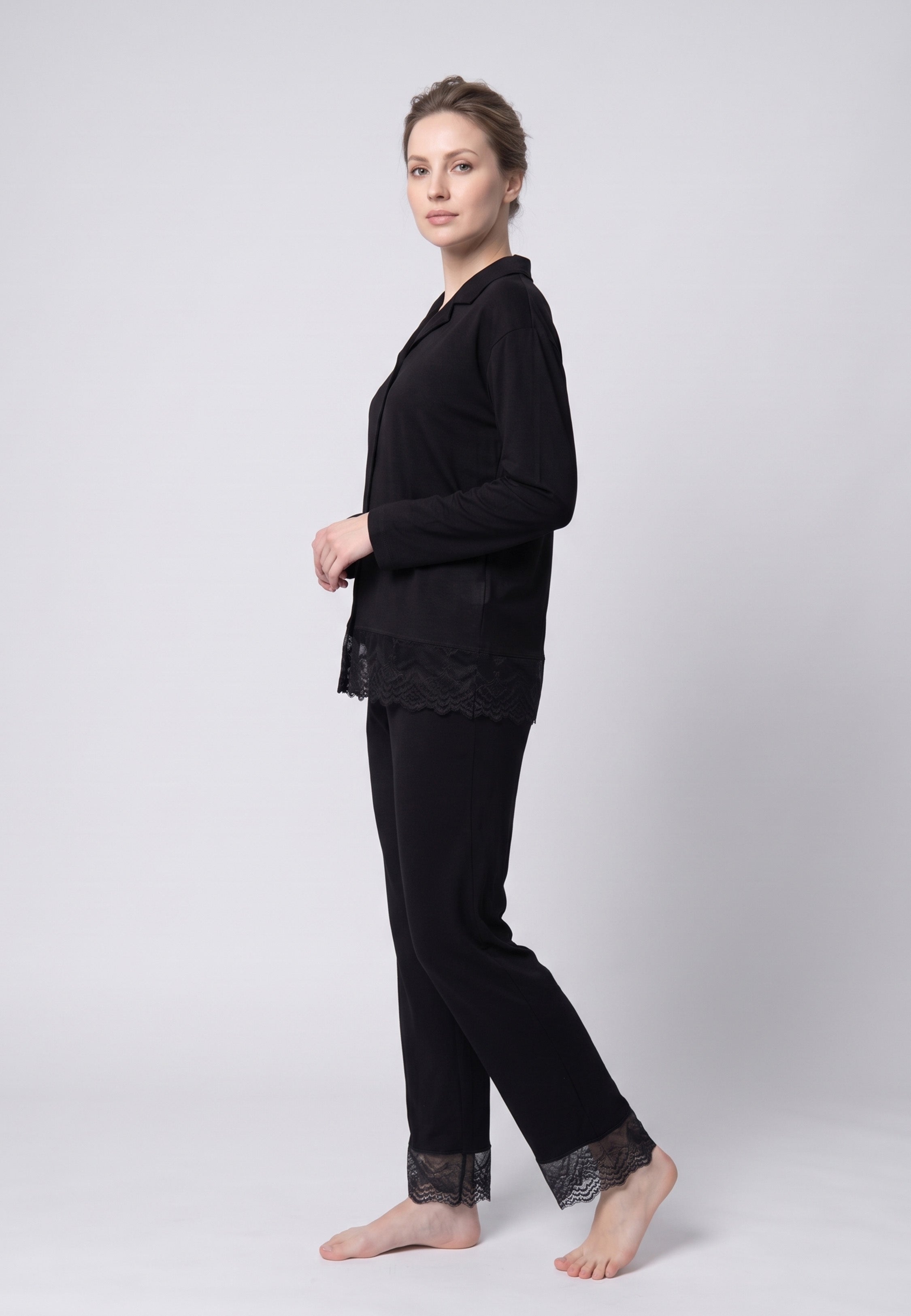 Femme portant pyjama chemise boutonnée & pantalon long noir dentelle Rosabella