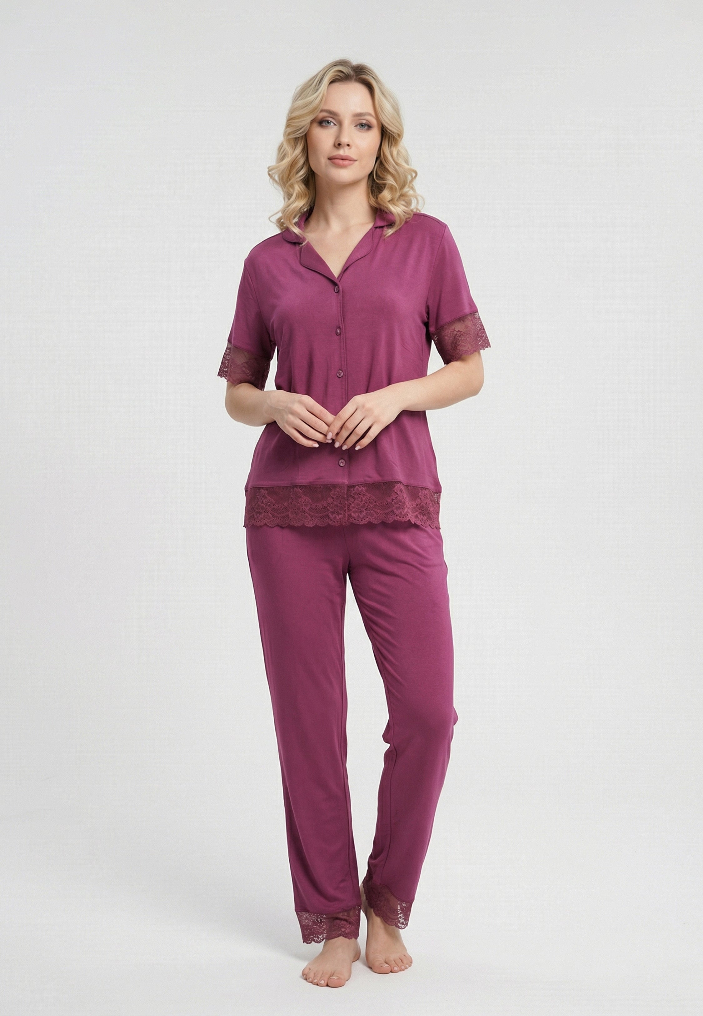 Ensemble pyjama deux pièces mauve foncé à dentelle florale pour femme – haut boutonné col chemise à manches courtes et pantalon long assorti – Rosabella