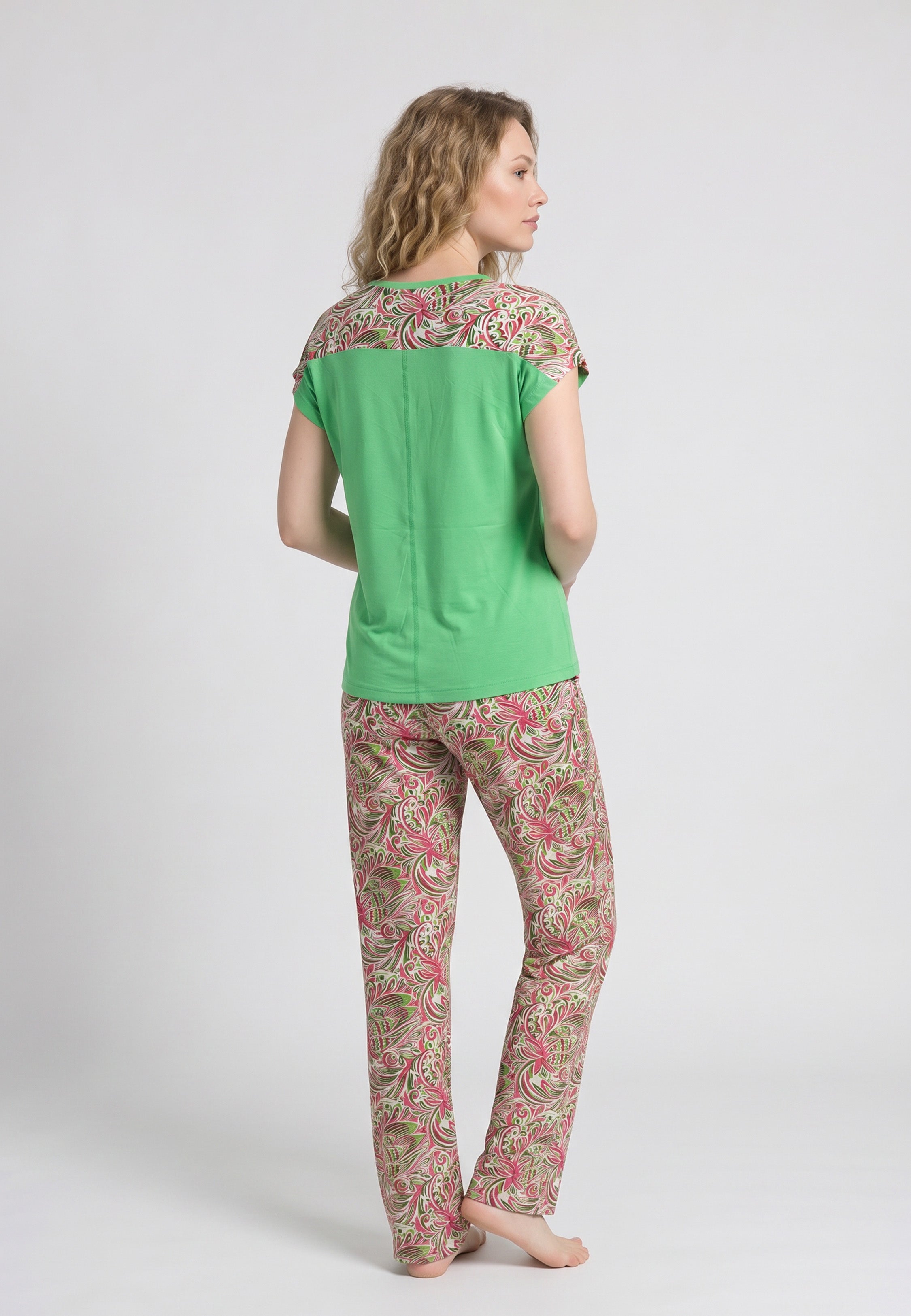 Femme portant un pyjama deux pièces t-shirt vert clair col V empiècement fleuri et pantalon long imprimé arabesque multicolore Rosabella Rosalinda