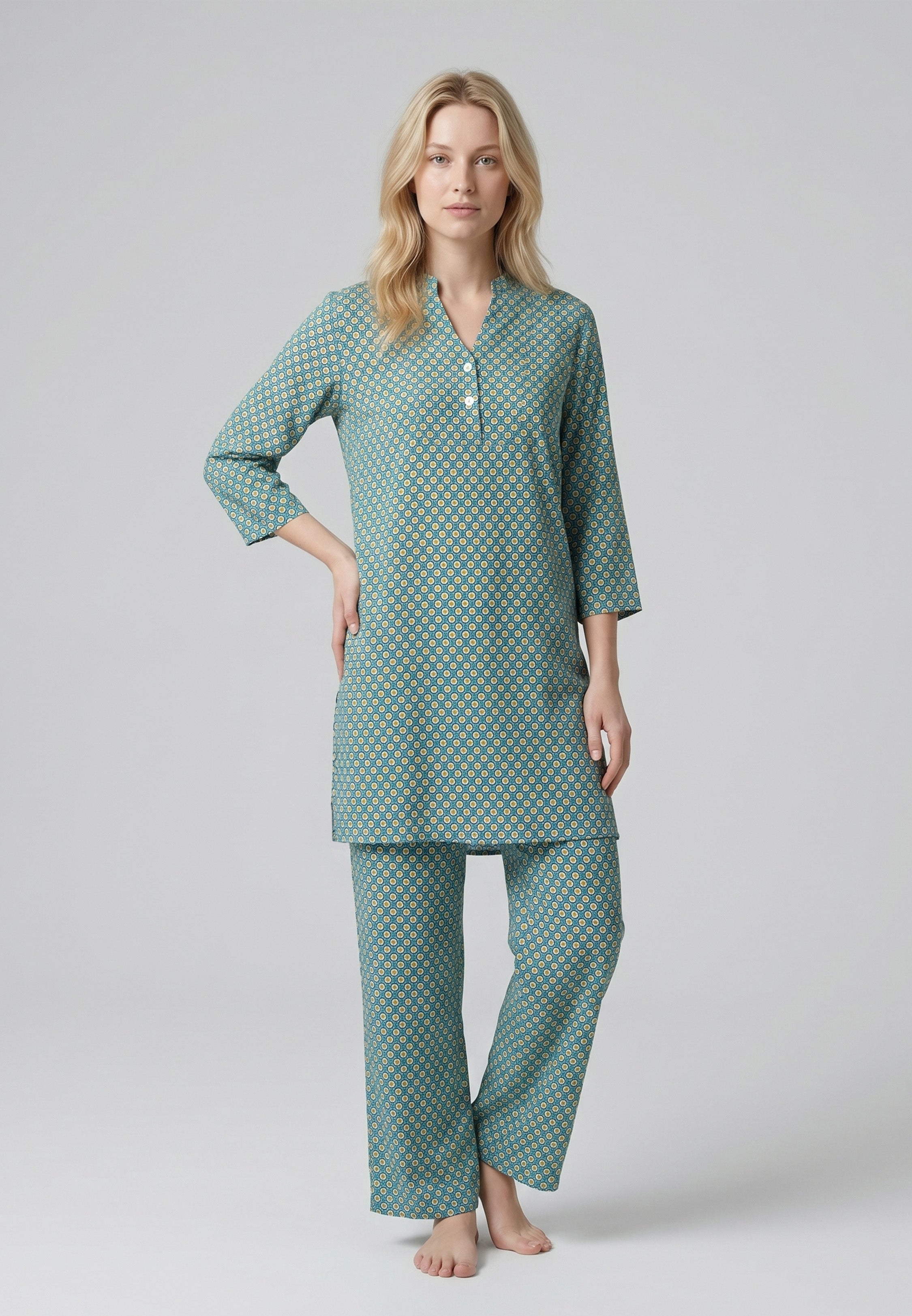 Femme portant un pyjama deux pièces vert canard à imprimé cercles géométriques jaunes