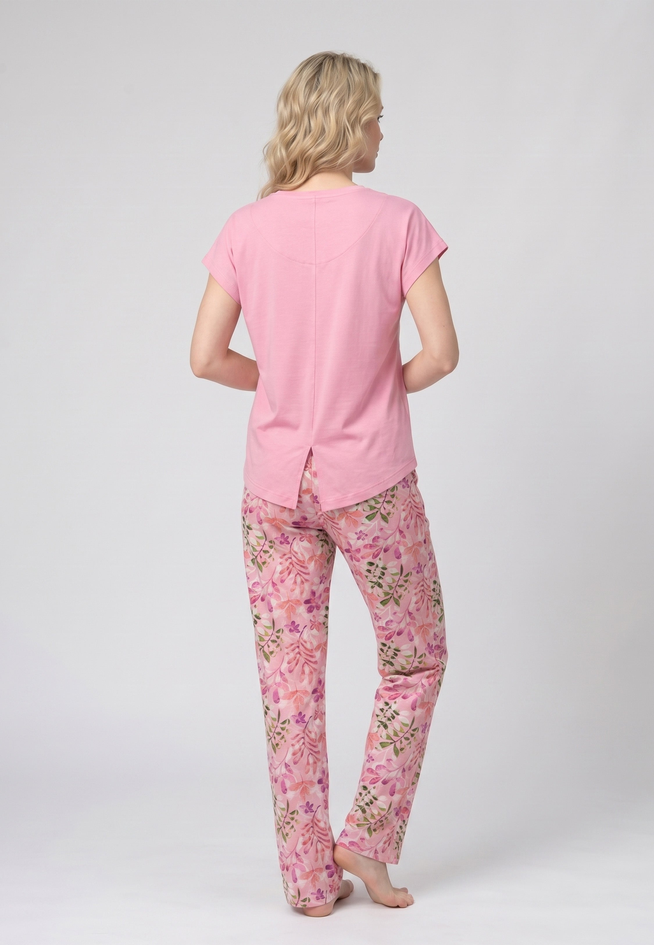 Femme portant un pyjama deux pièces t-shirt uni rose foncé et pantalon long imprimé botanique fleuri multicolore Rosabella Rosalinda 1