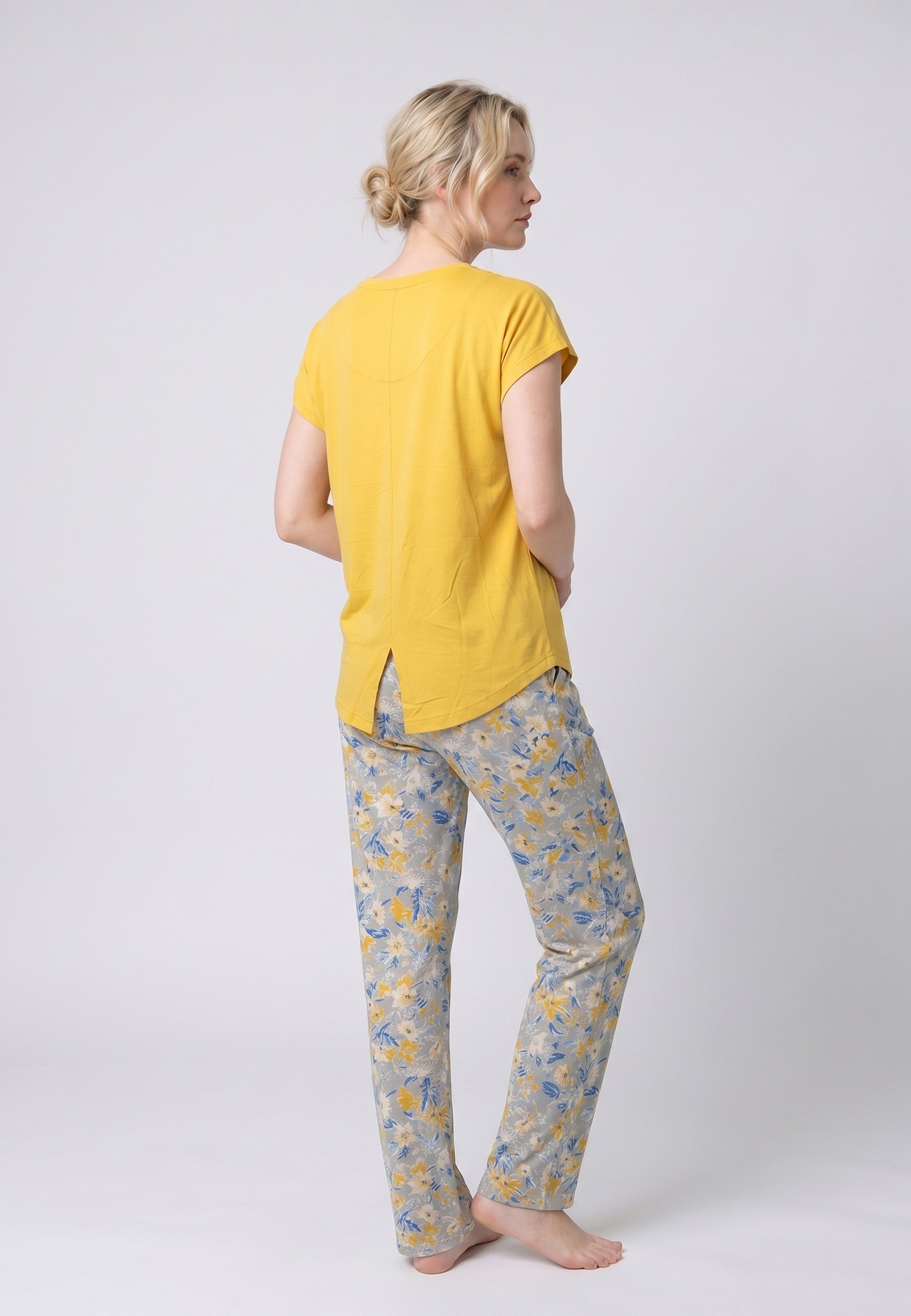 Femme portant un pyjama deux pièces t-shirt uni jaune clair et pantalon long imprimé botanique fleuri multicolore Rosabella Rosalinda 1