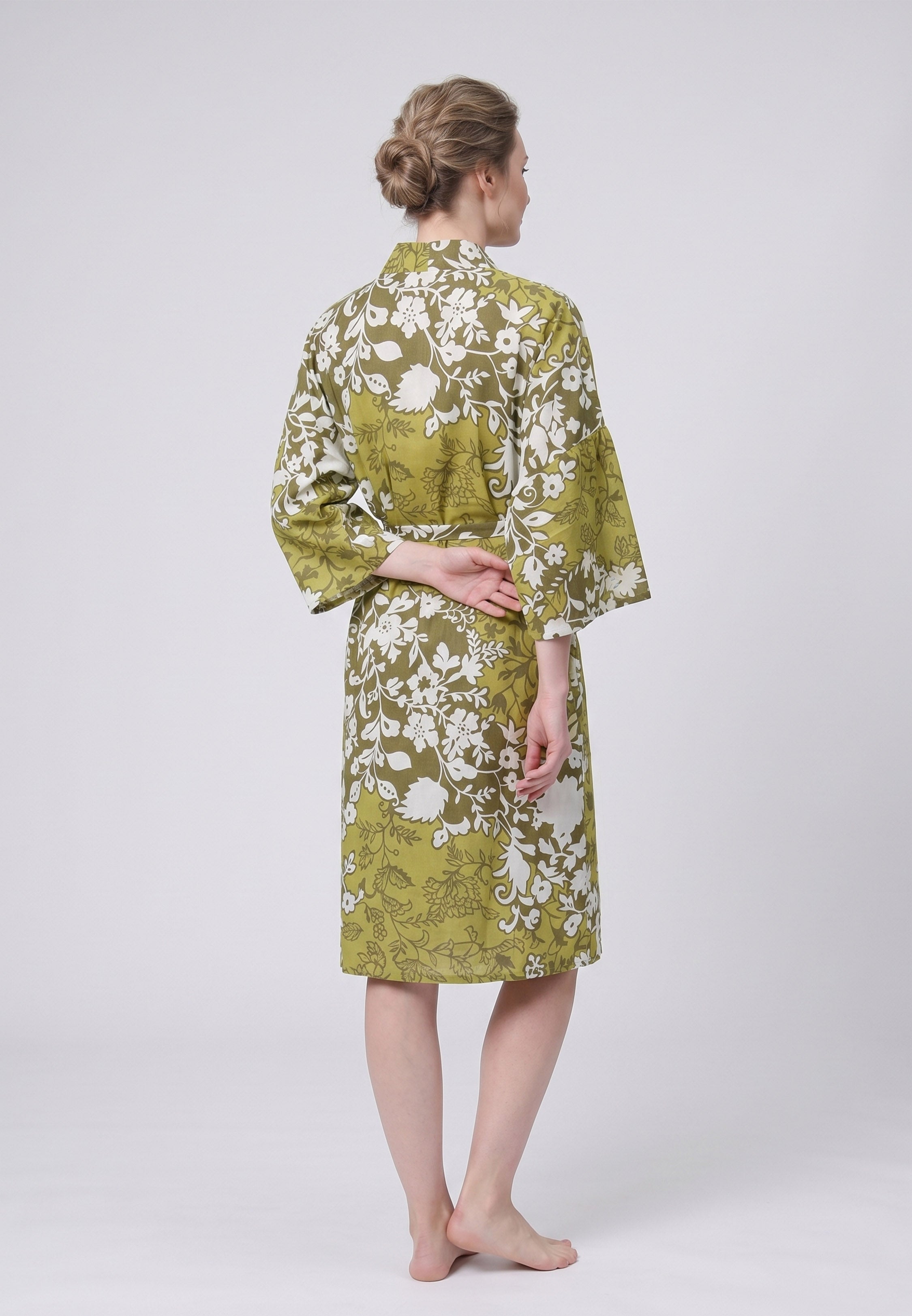 Femme portant un kimono midi croisé manches 3/4 imprimé fleuri aquarelle kaki et blanc avec ceinture Rosabella Cozy Comforts