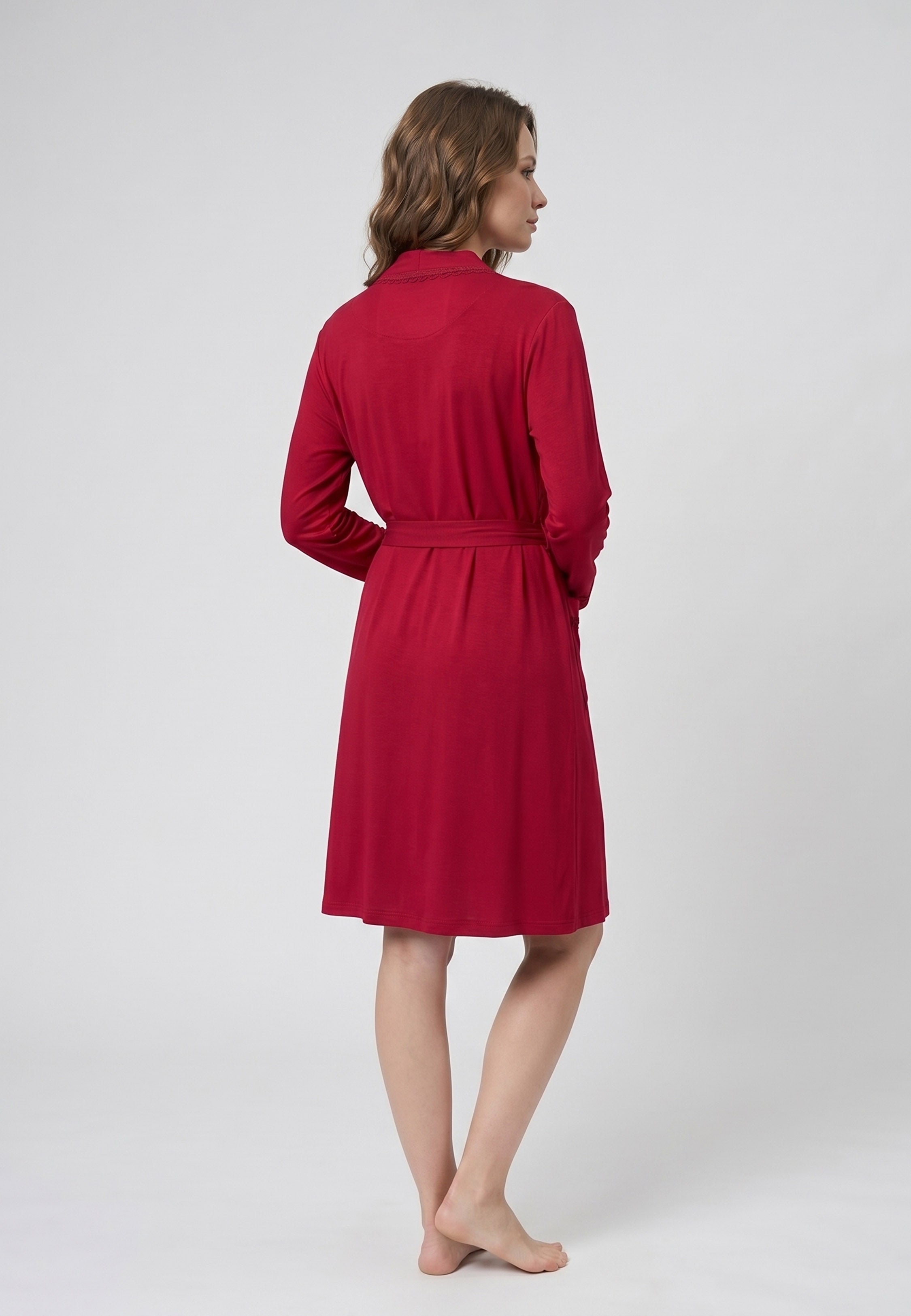 Femme portant un kimono court croisé manches longues uni rouge avec ceinture et poches Rosabella Chic Line