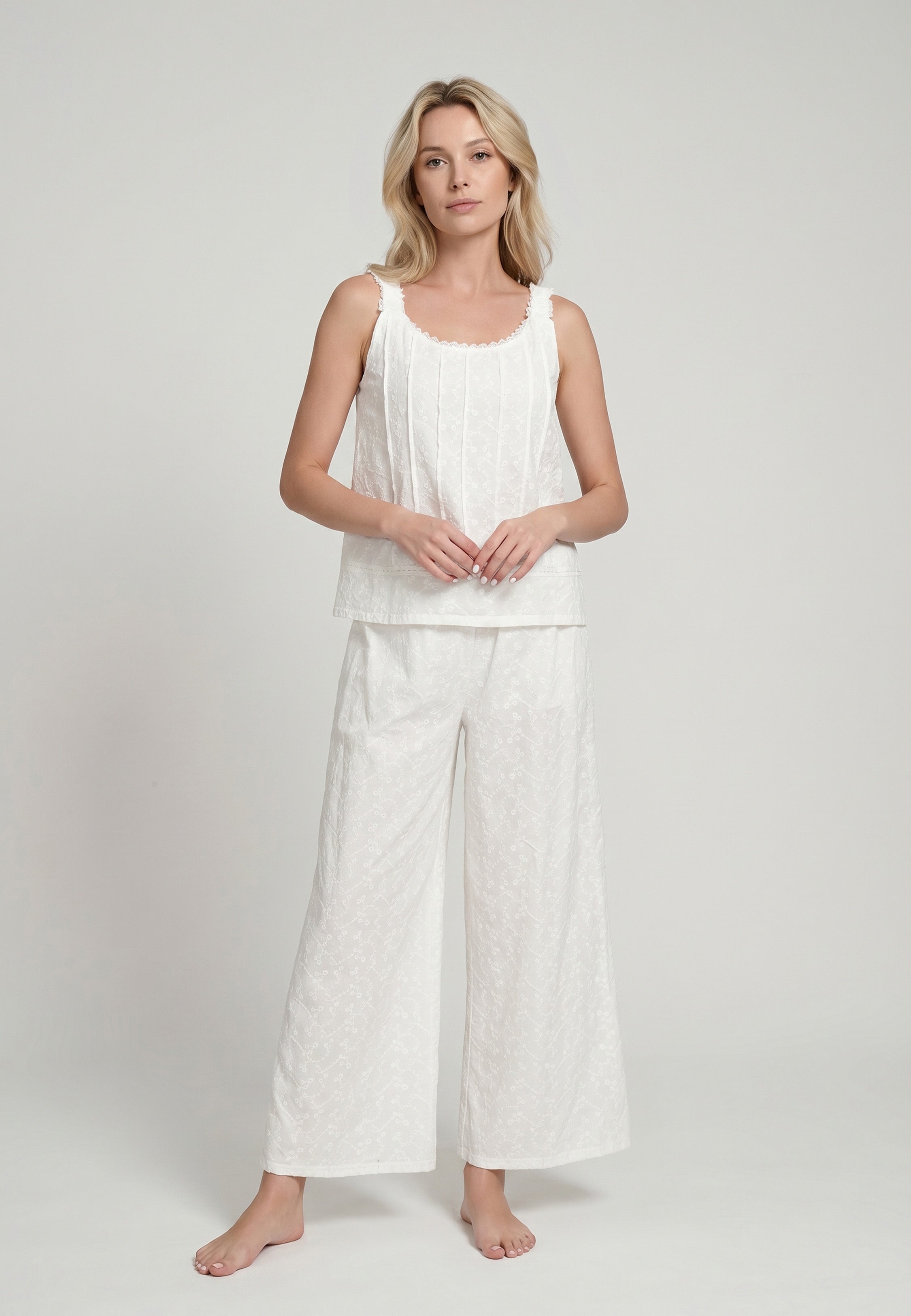 Femme portant un ensemble caraco bretelles larges liseré dentelle ivoire et pantalon large tissu texturé fleuri ivoire Rosabella