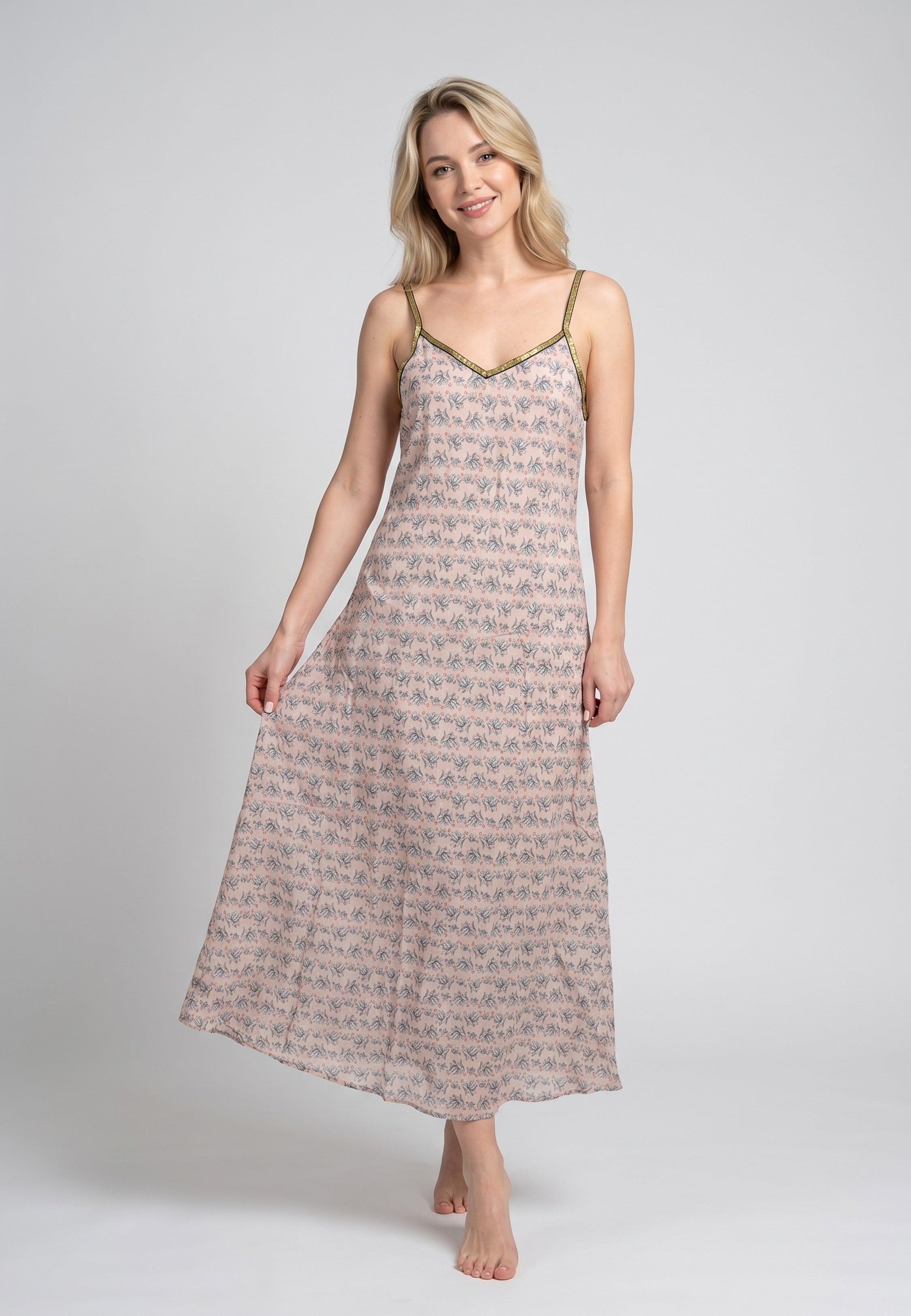 Robe nuisette longue bretelles col V fond rose poudré imprimé plantes roses avec liséré doré