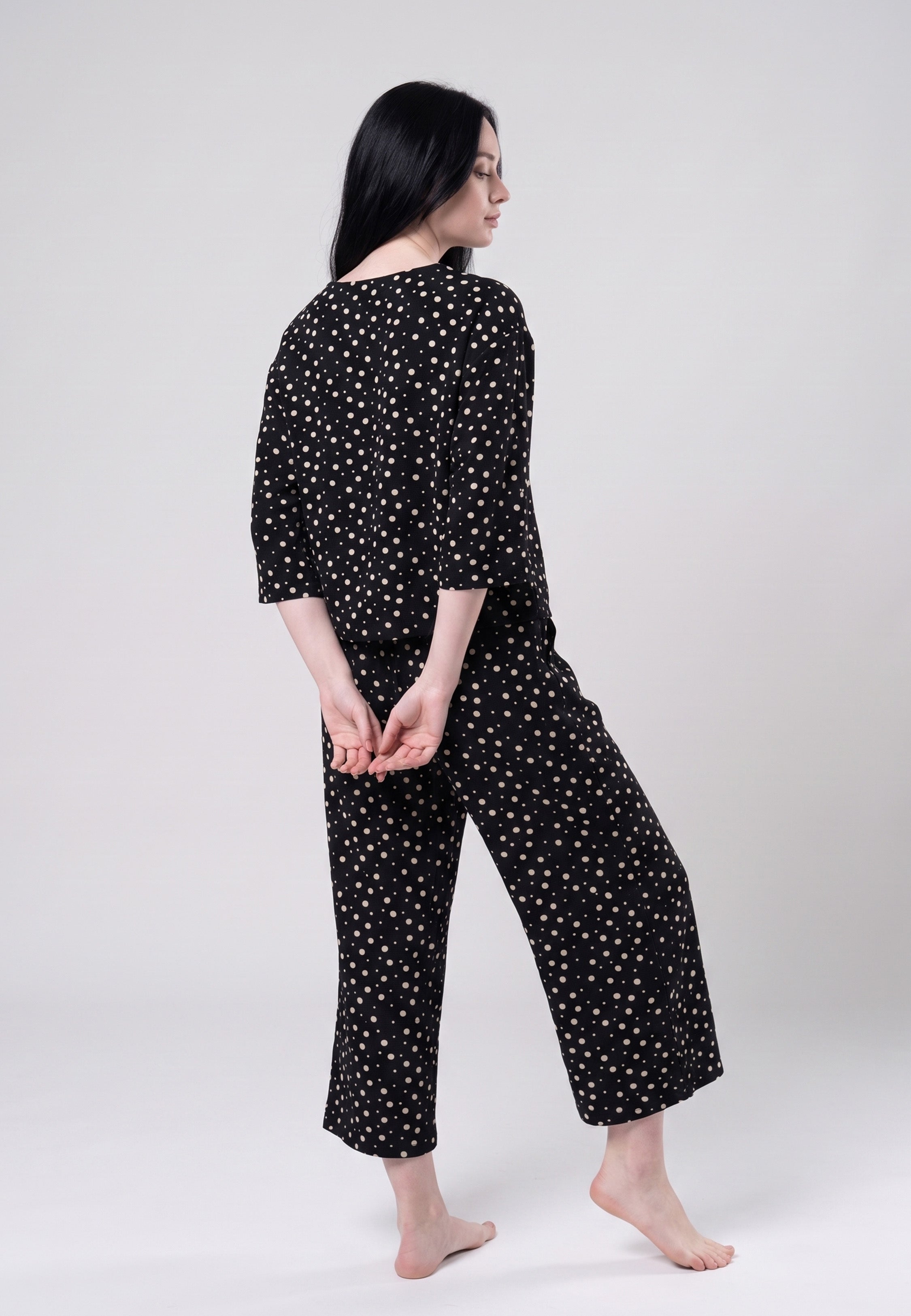 Pyjama pantacourt deux pièces col V manches 3/4 et pantacourt jambes larges imprimé pois crème fond noir assortis