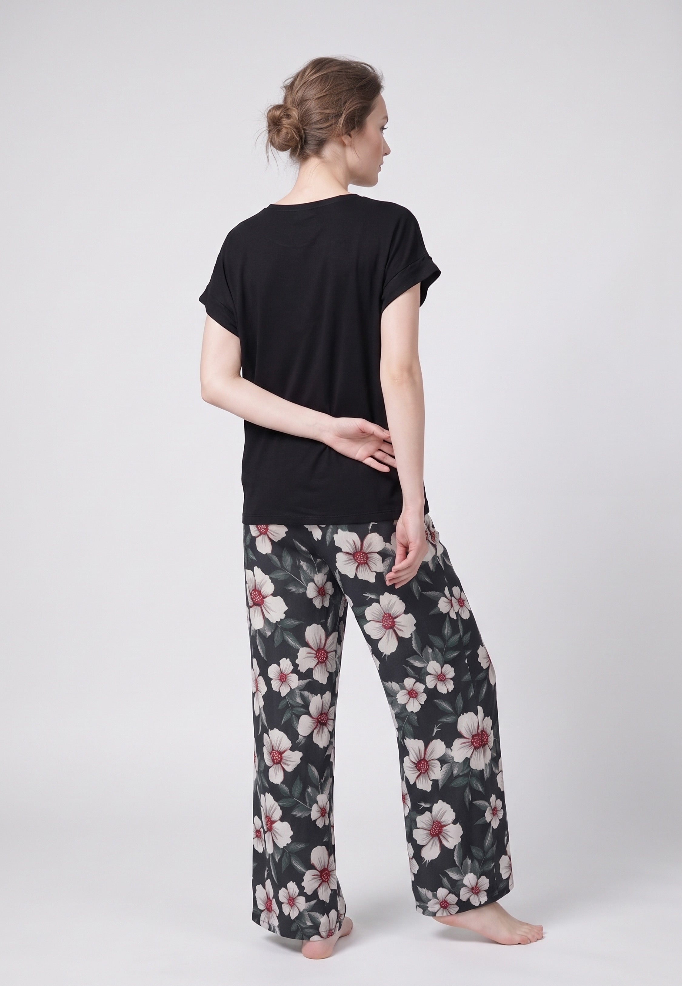 Femme portant un t-shirt noir & pantalon large noir hibiscus Rosabella