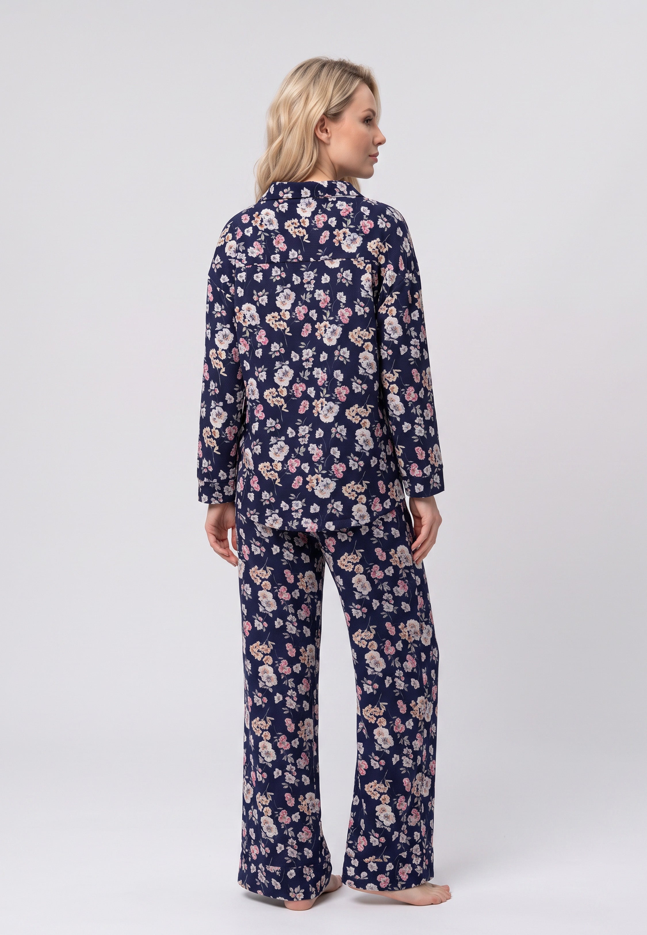 Femme portant un chemise manches longues & pantalon large fleuri rose fond marine Rosabella