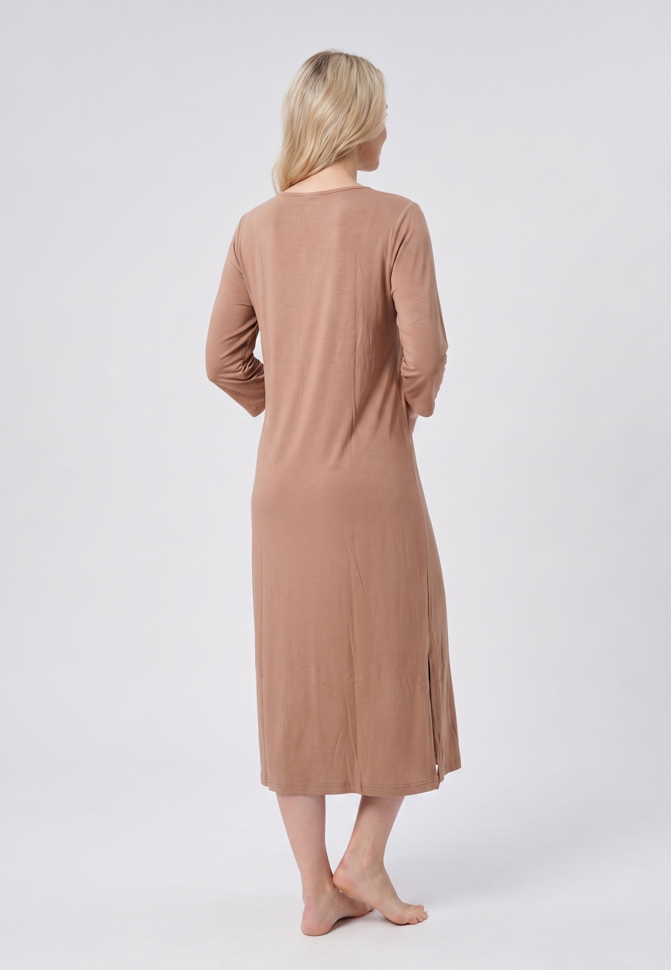Femme portant chemise de nuit longue manches 3/4 encolure dentelle Rosabella