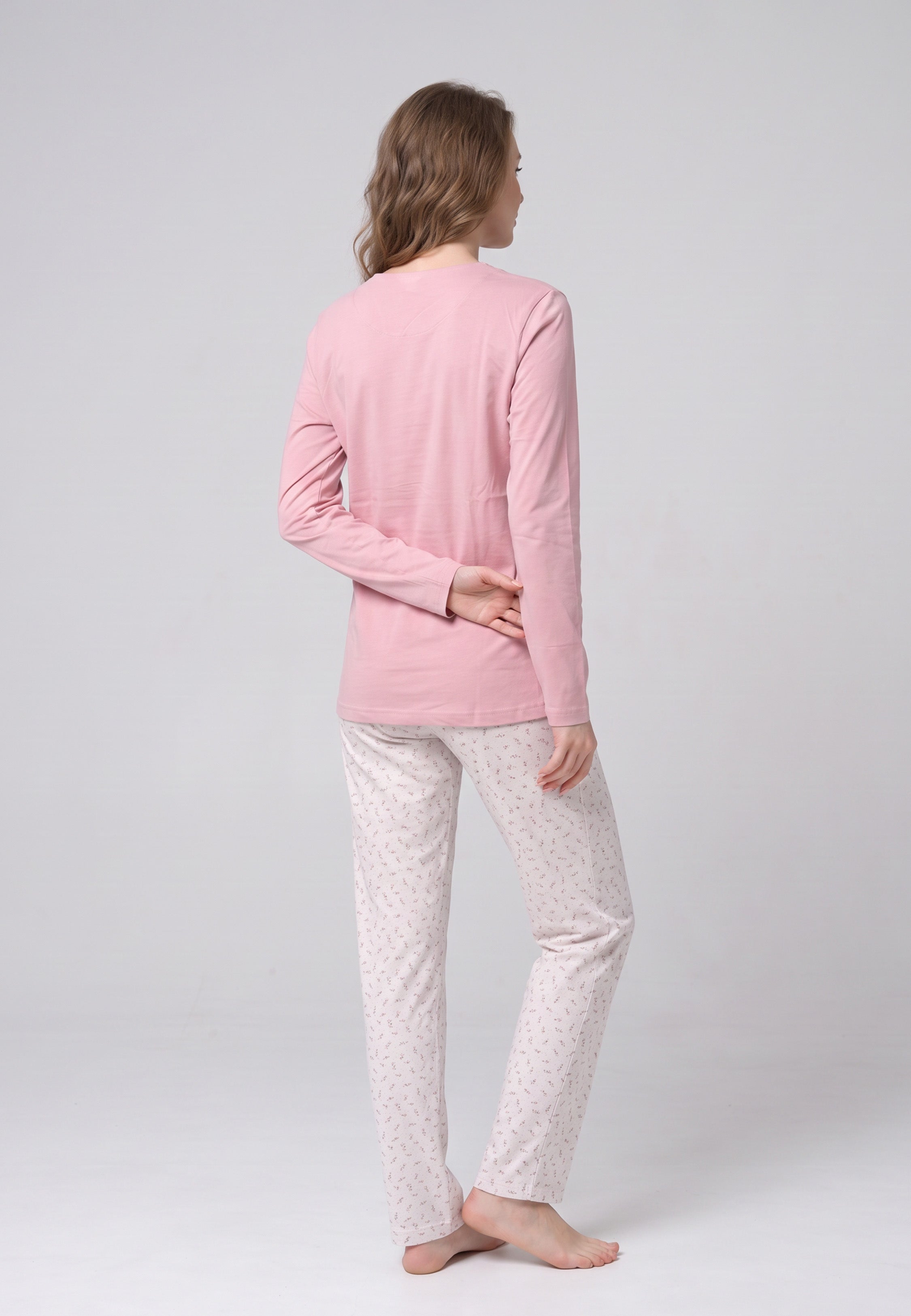 Femme portant pyjama haut rose patte boutonnée & pantalon imprimé fleurettes Rosabella