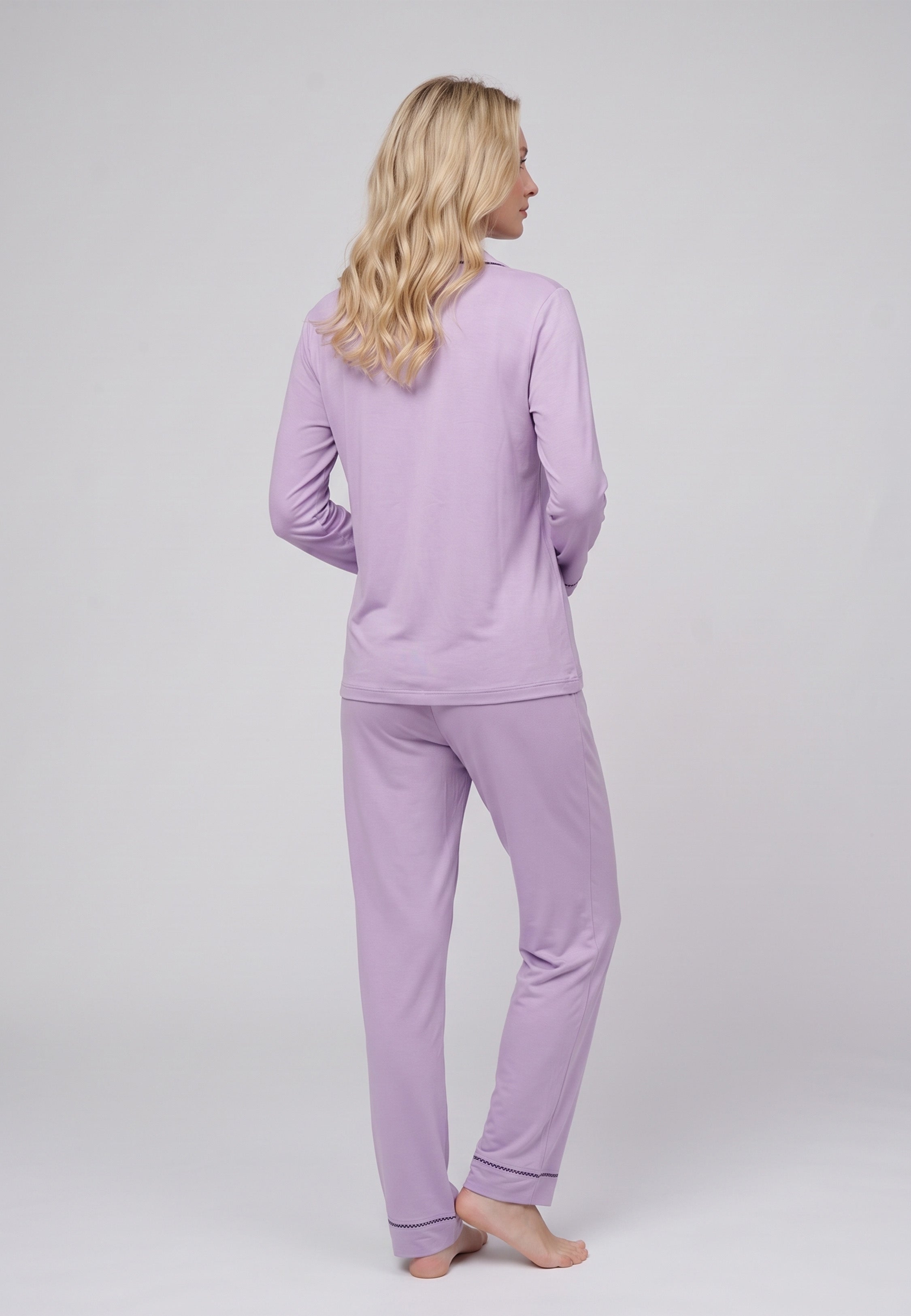 Femme portant pyjama chemise boutonnée col cranté & pantalon long mauve Rosabella