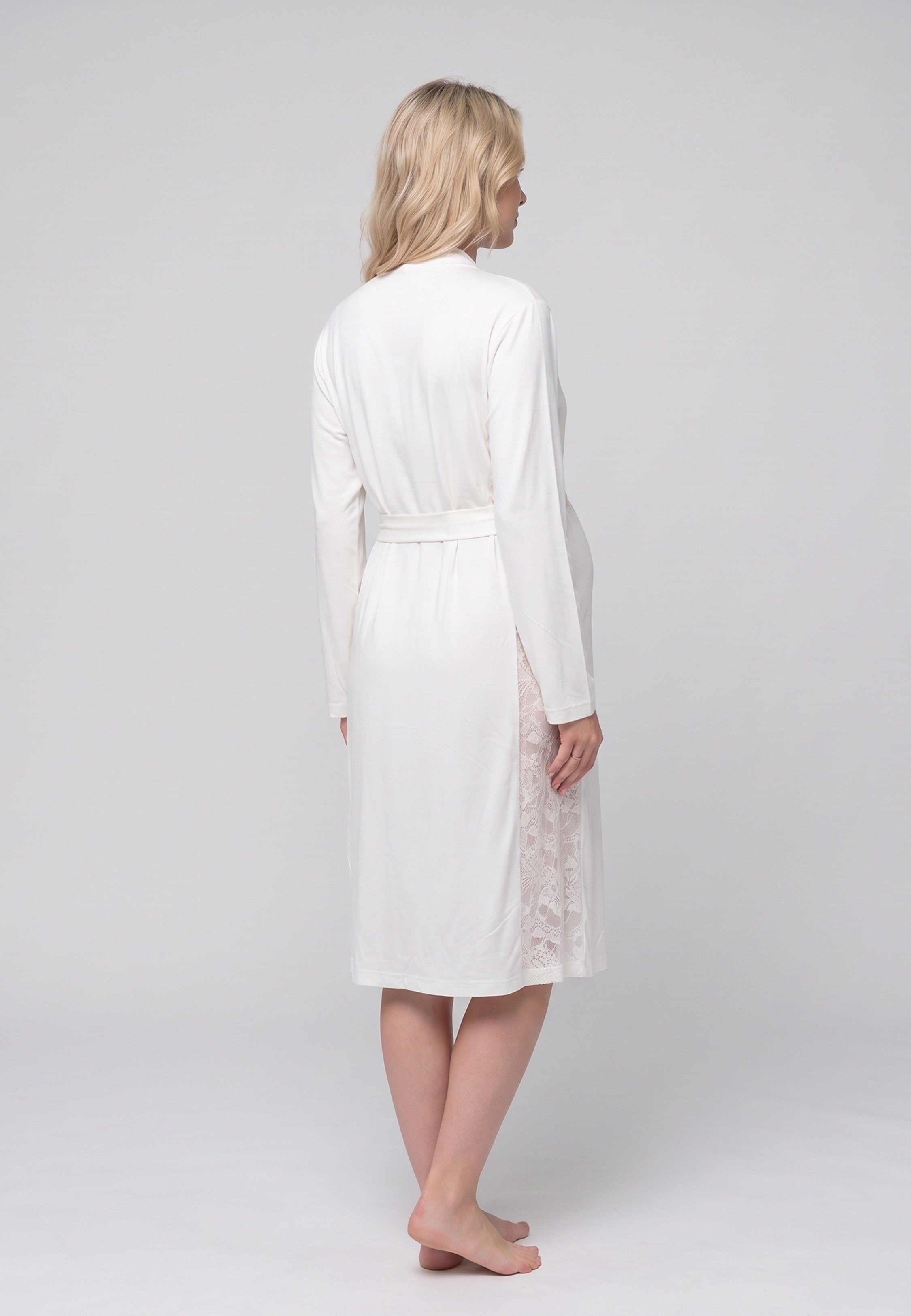 Femme enceinte portant peignoir maternité long ceinturé dentelle blanc cassé Rosabella