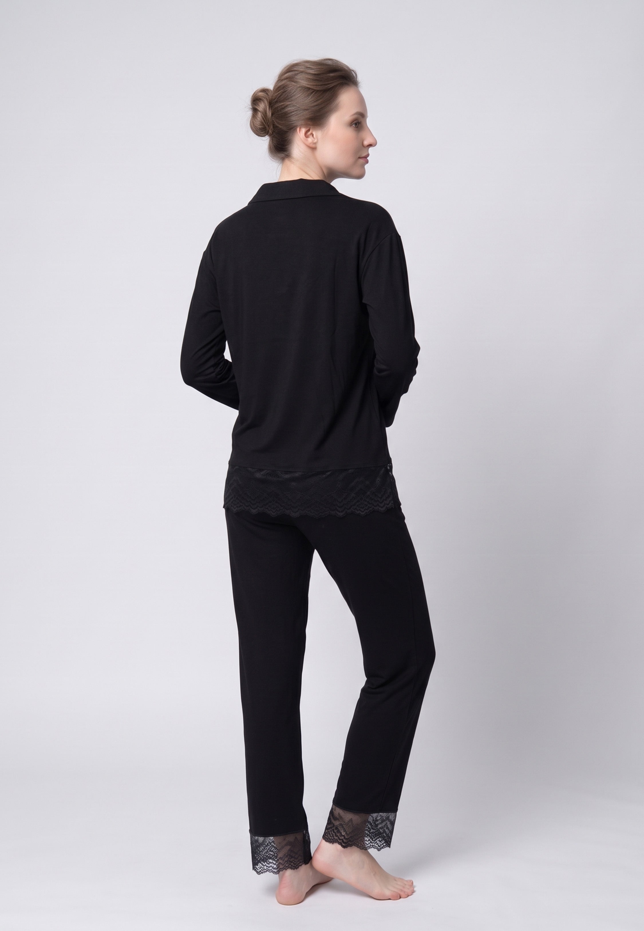 Femme portant pyjama chemise boutonnée & pantalon long noir dentelle Rosabella