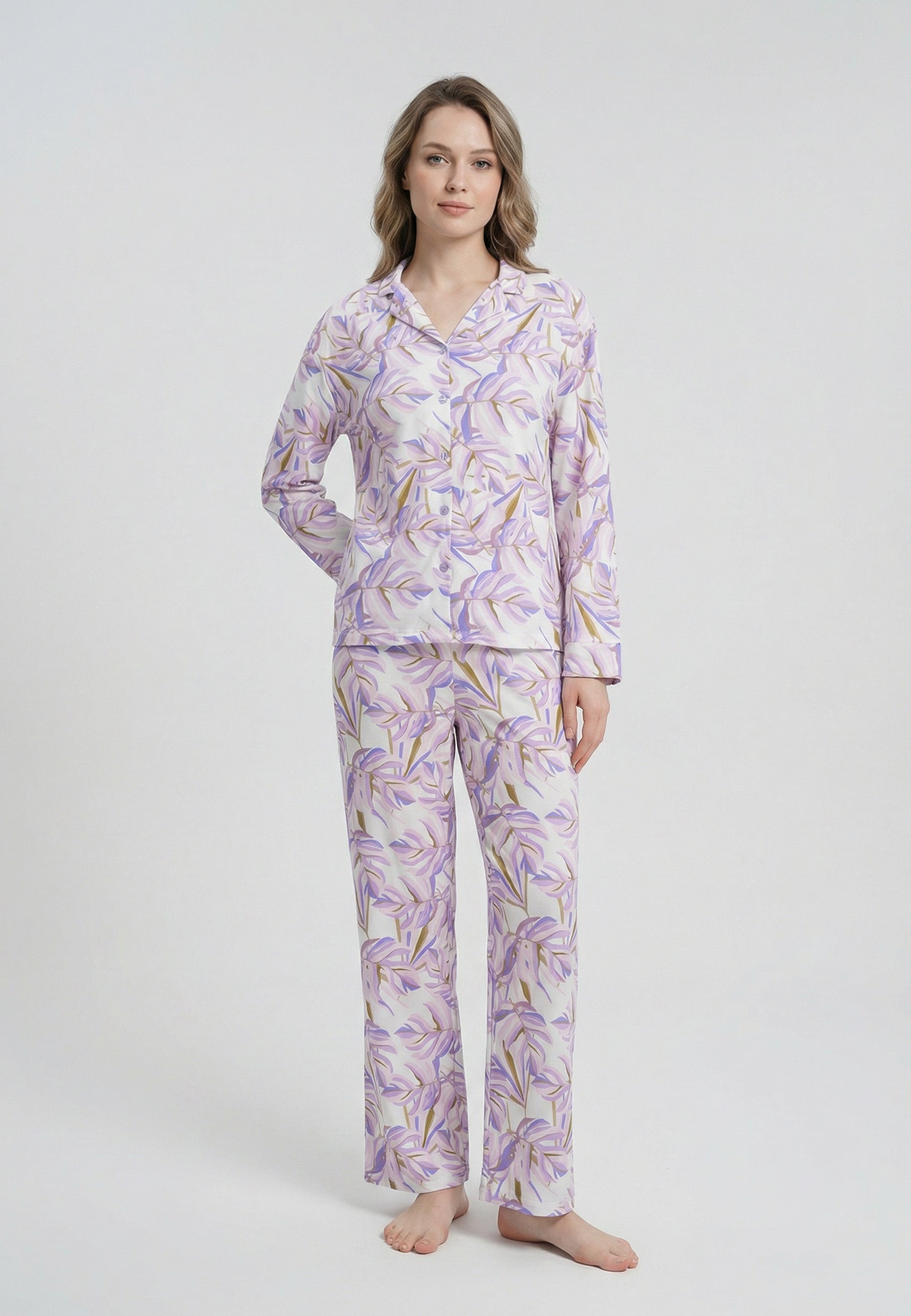 Femme portant un pyjama long deux pièces chemise boutonnée col tailleur et pantalon droit imprimé botanique parme Rosabella Aurora Line