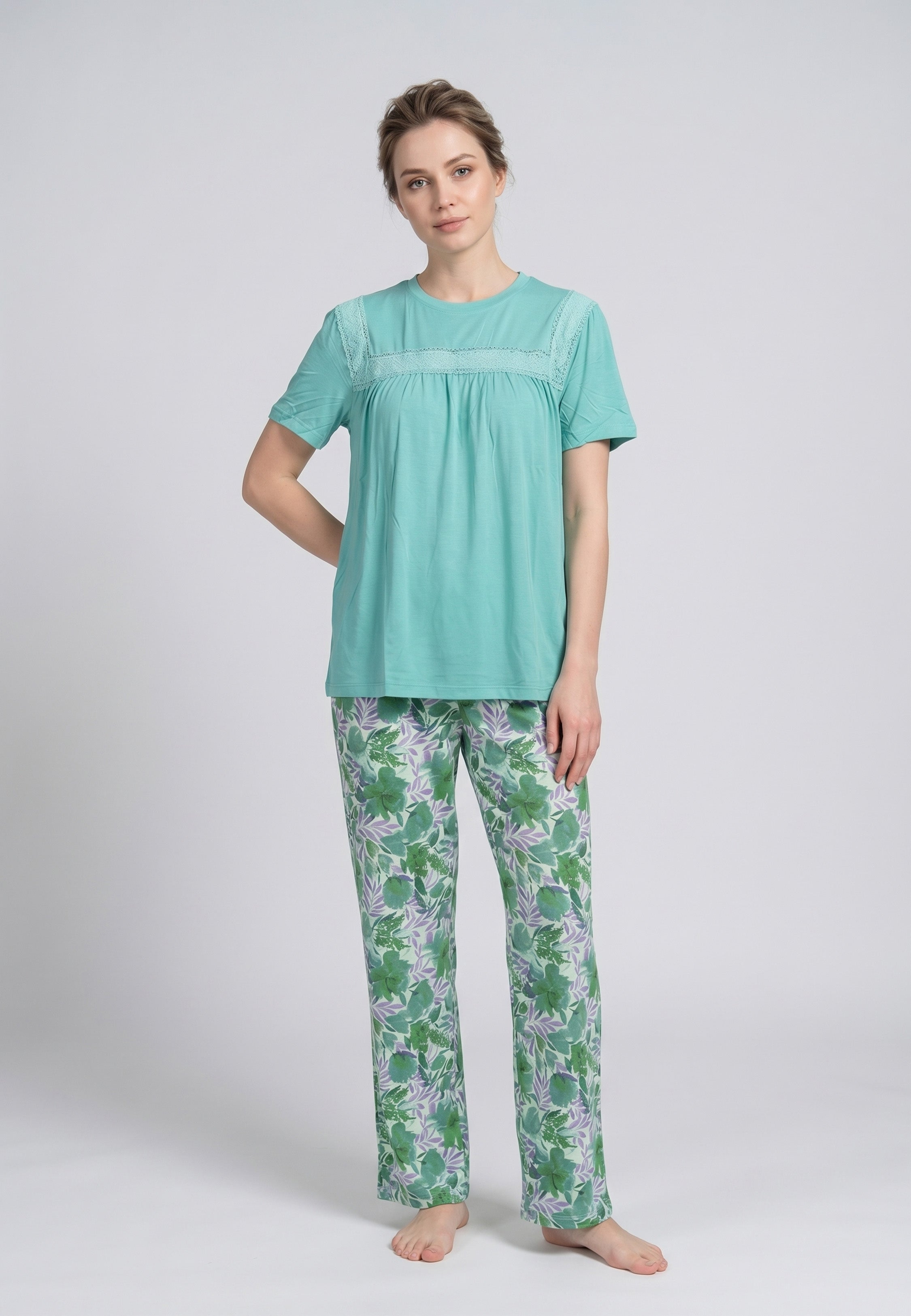Femme portant un pyjama deux pièces t-shirt vert clair broderie anglaise et pantalon large grand imprimé floral coloré Rosabella Juliet Rose