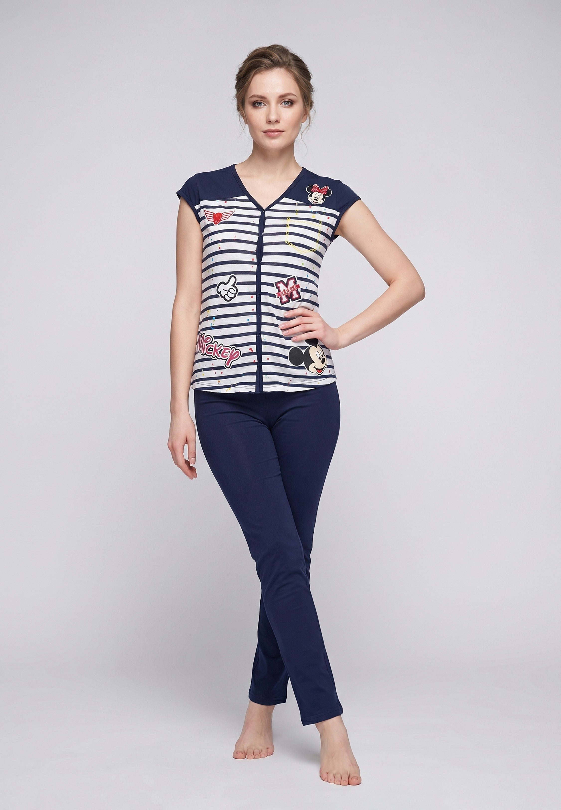 Femme portant un pyjama deux pièces rayé marine avec imprimé Mickey & Minnie et pantalon uni bleu marine