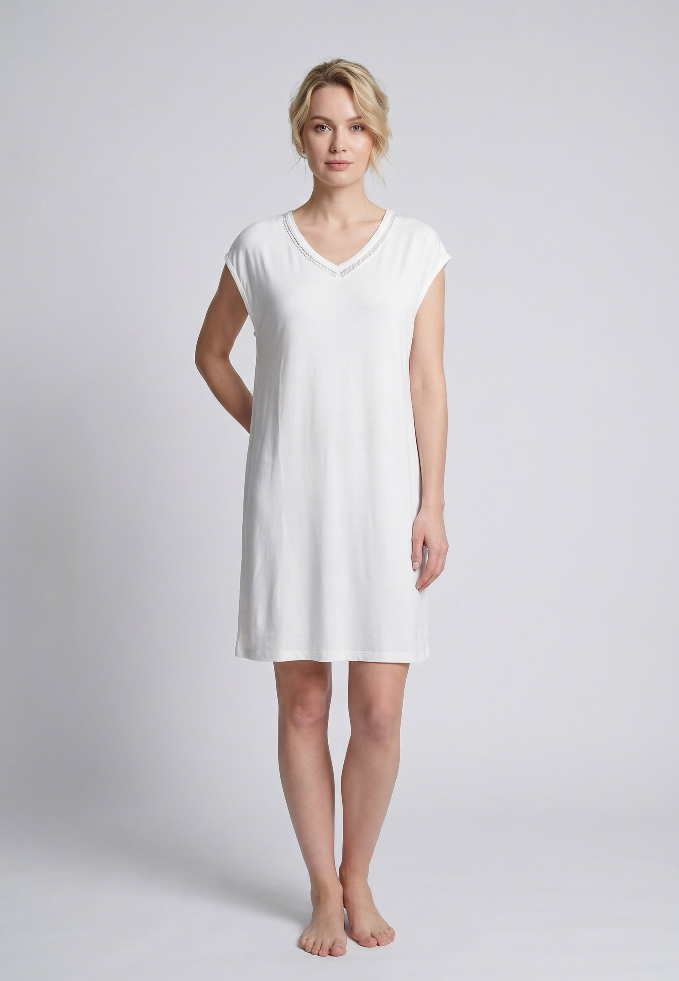 Femme portant une robe de nuit courte col V dentelle unie blanc Rosabella Cozy Comforts