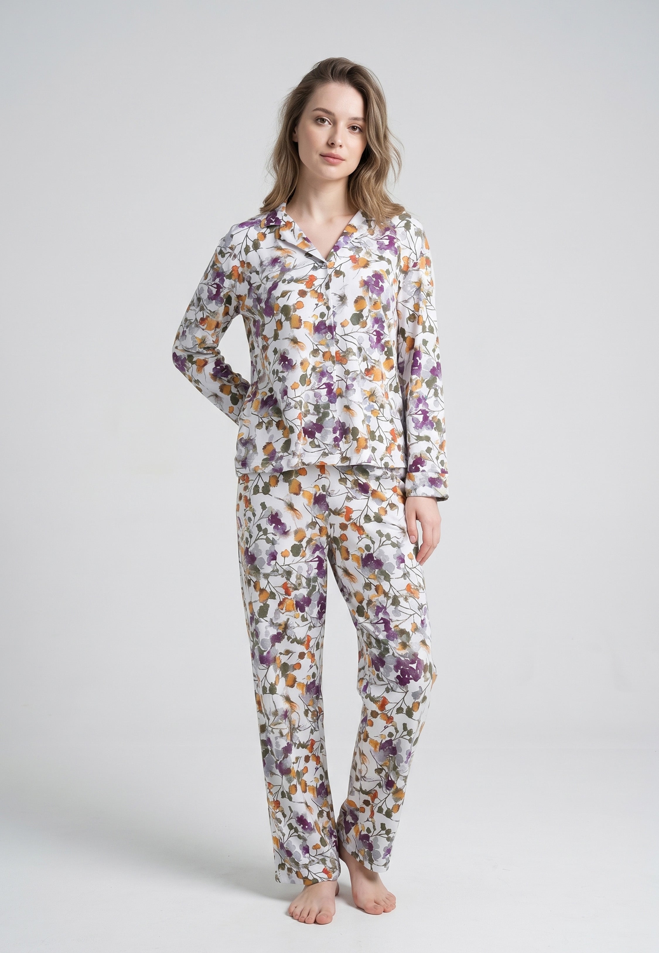 Femme portant un pyjama deux pièces chemise boutonnée col pyjama manches longues imprimé fleuri multicolore mauve orangé et kaki et pantalon droit assorti Rosabella Soft Bloom
