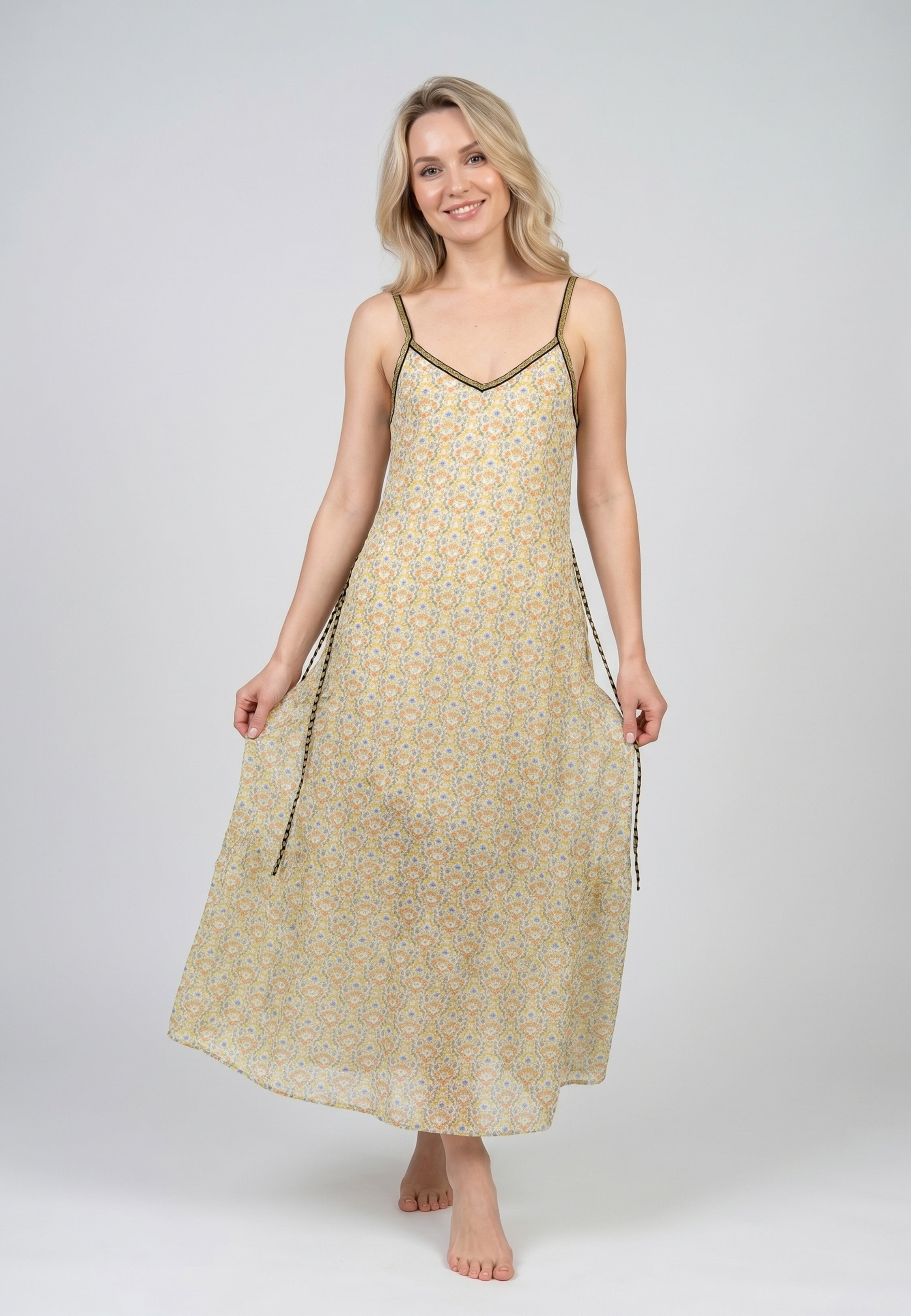 Robe nuisette longue bretelles col V fond jaune ocre imprimé floral avec liséré doré