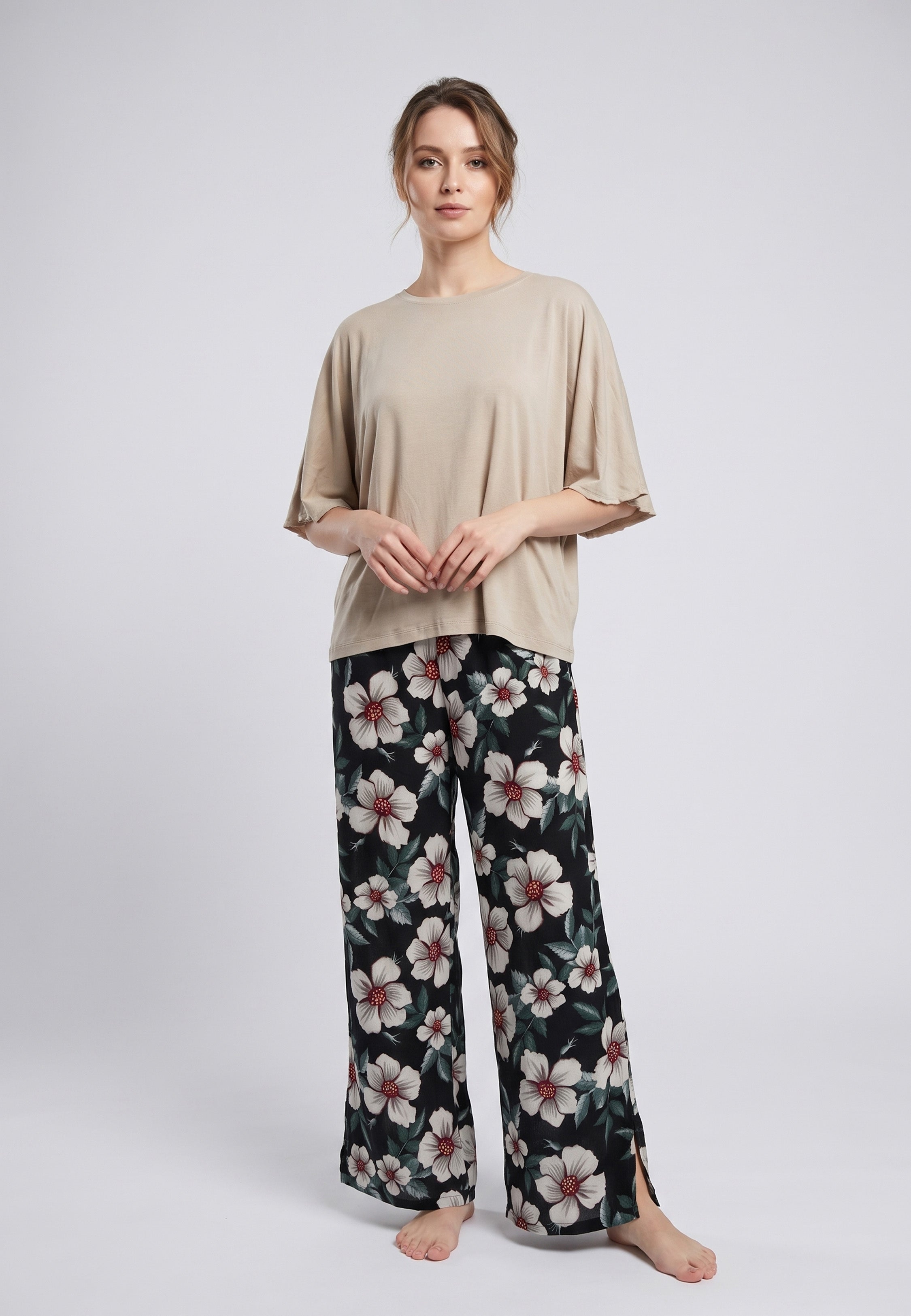 Pyjama pantalon long deux pièces T-shirt col rond beige manches papillon évasées et pantalon large fond noir imprimé grandes fleurs hibiscus blanc et bordeaux