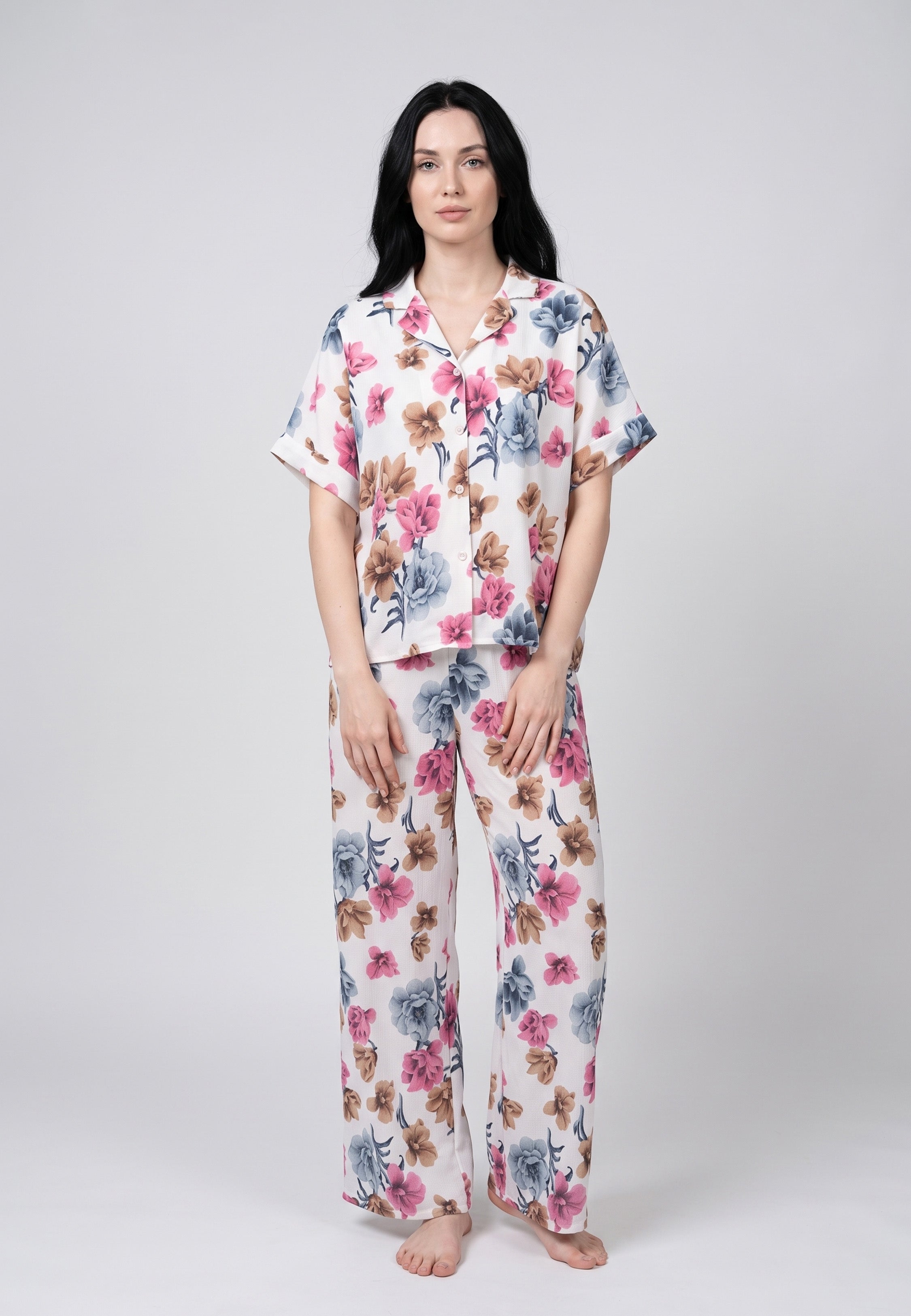 Pyjama deux pièces chemise col réver boutonnée manches courtes et pantalon large imprimé grandes fleurs fond blanc assortis