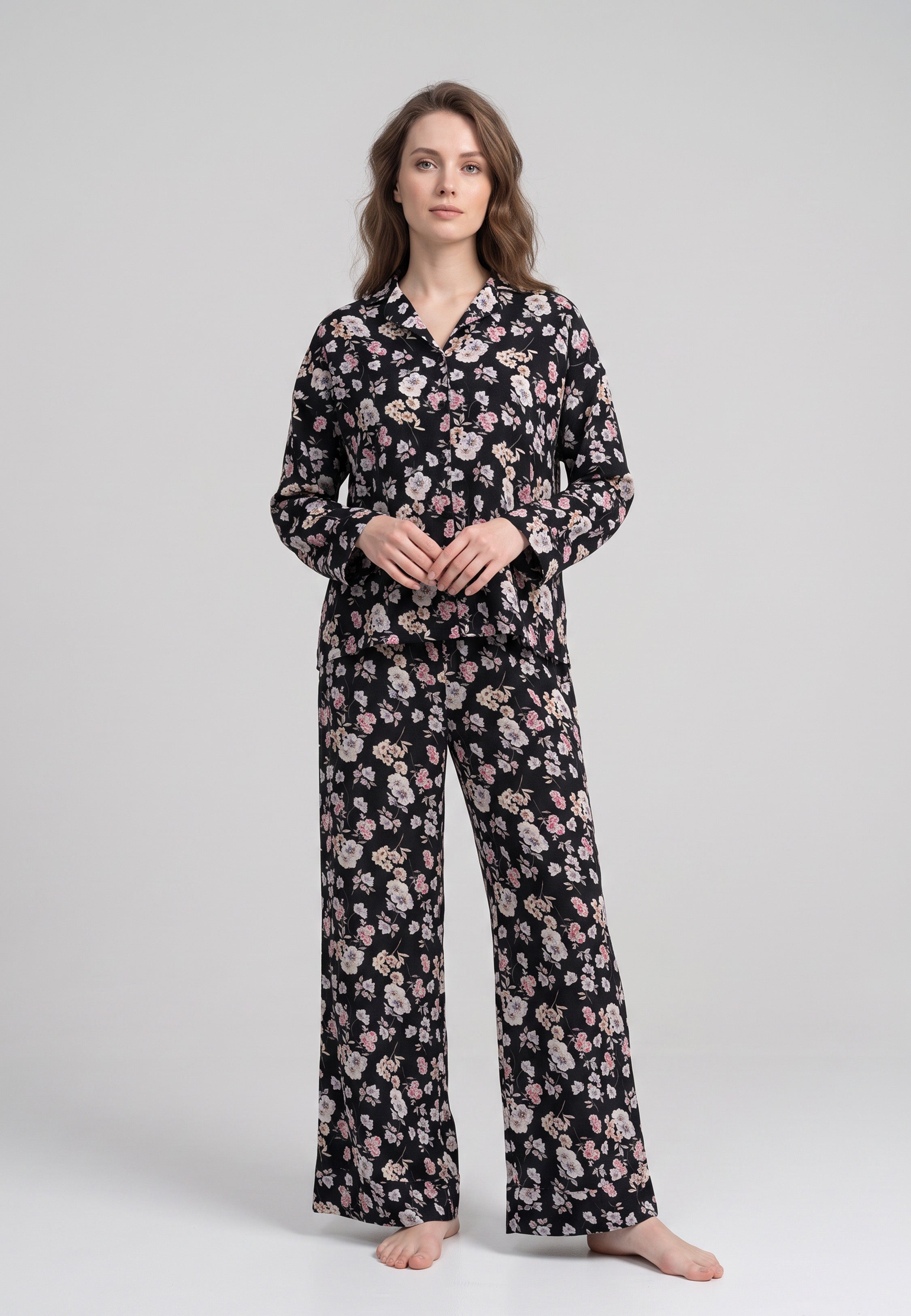 Femme portant un chemise manches longues & pantalon large fleuri rose fond noir Rosabella