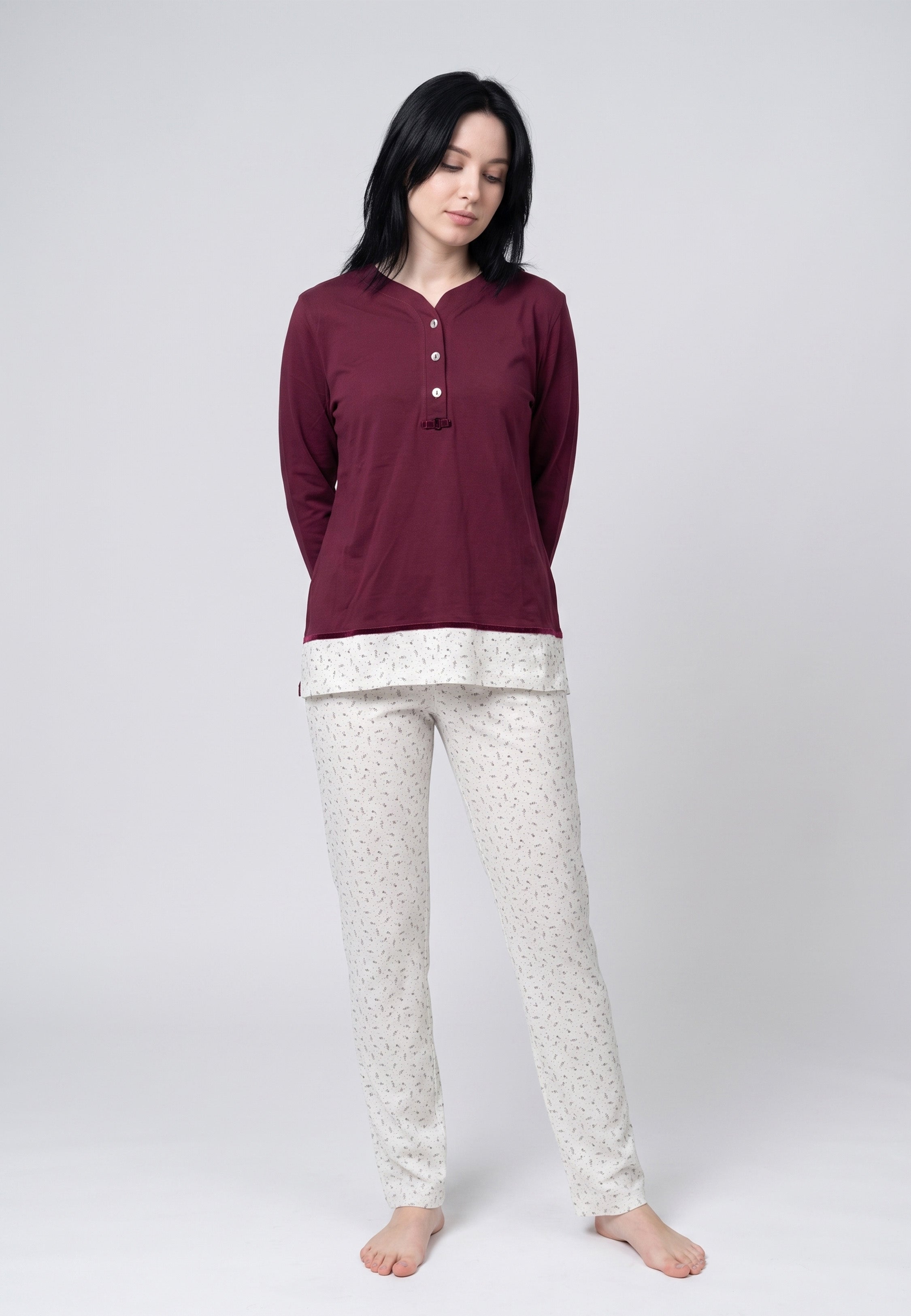 Femme portant pyjama haut bordeaux patte boutonnée & pantalon imprimé fleurettes Rosabella