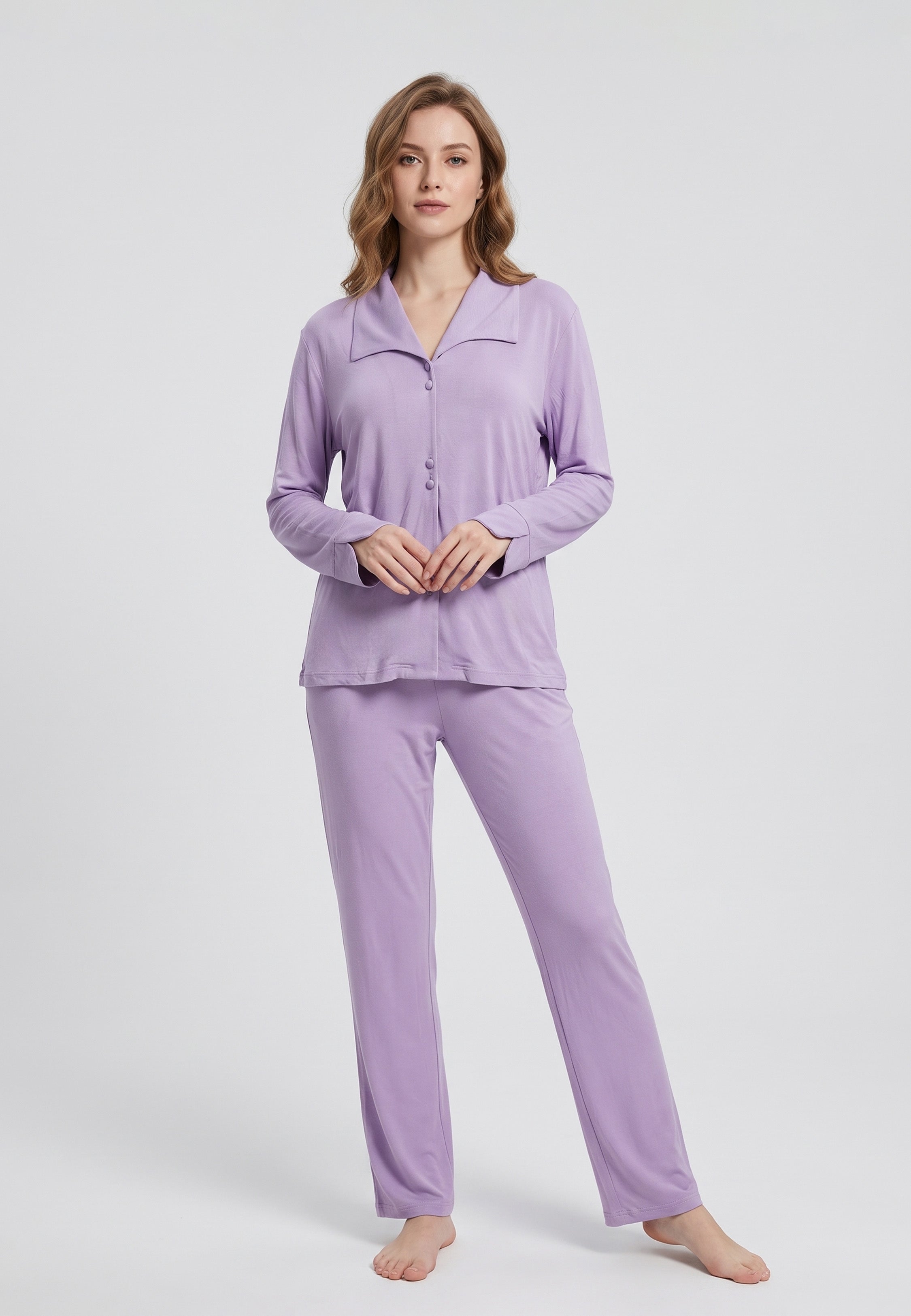 Femme portant pyjama haut col ouvert boutonné & pantalon long mauve Rosabella