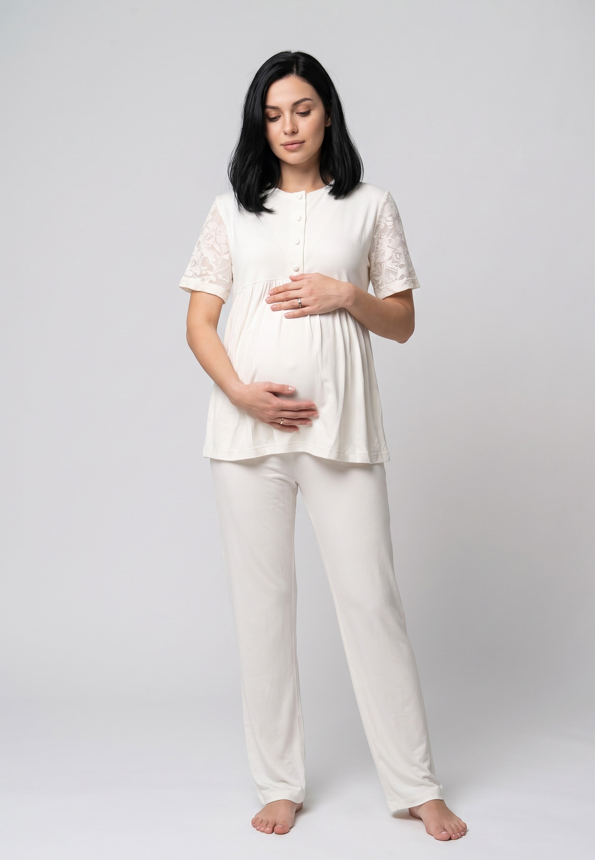 Femme enceinte portant pyjama maternité haut manches dentelle & pantalon blanc cassé Rosabella