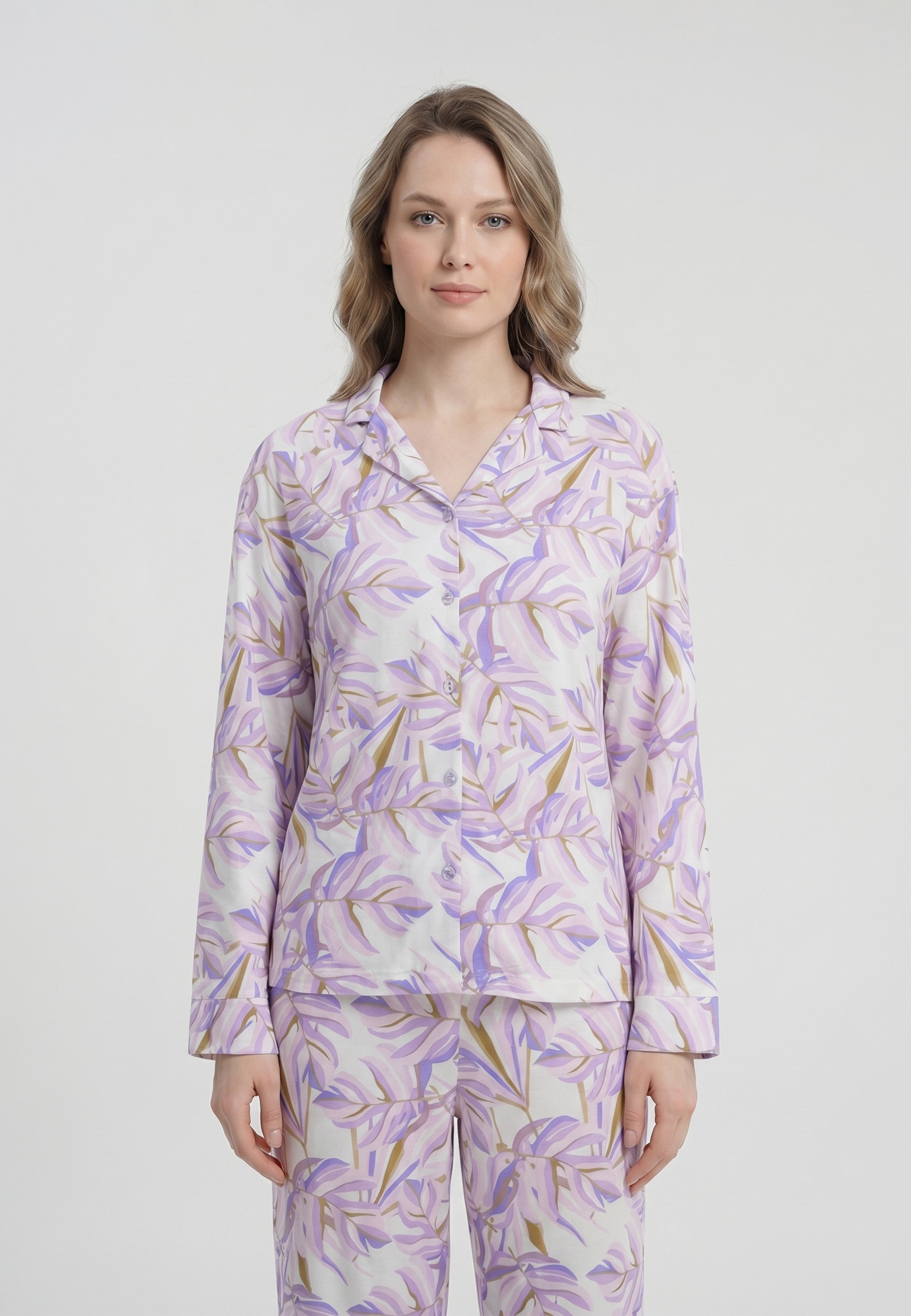 Femme portant un pyjama long deux pièces chemise boutonnée col tailleur et pantalon droit imprimé botanique parme Rosabella Aurora Line