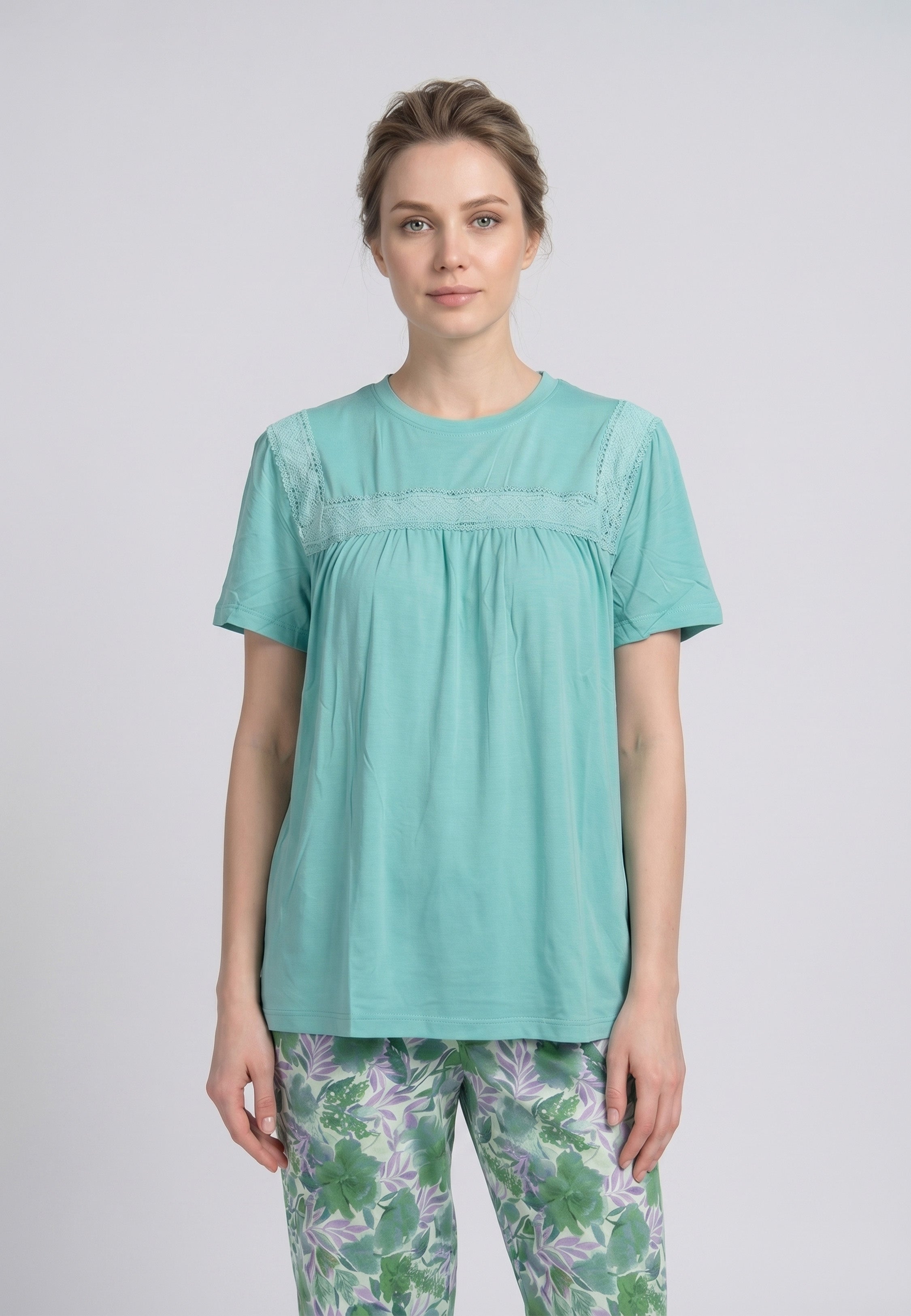 Femme portant un pyjama deux pièces t-shirt vert clair broderie anglaise et pantalon large grand imprimé floral coloré Rosabella Juliet Rose