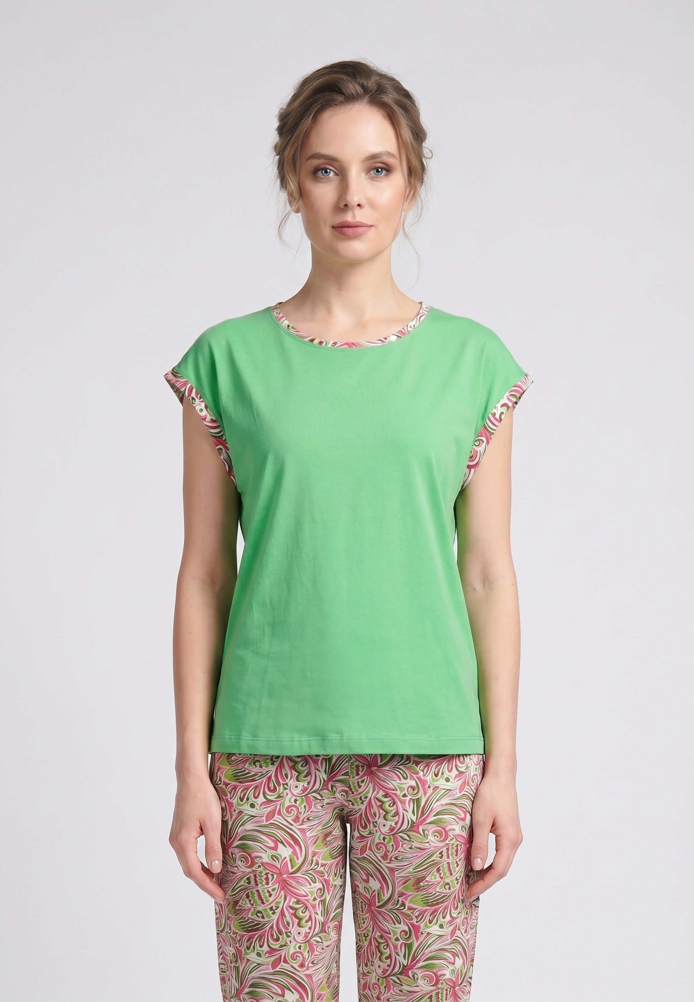 Femme portant un pyjama deux pièces t-shirt vert clair liseré fleuri au col et manches et pantalon long imprimé aquarelle fleuri multicolore Rosabella Rosalinda