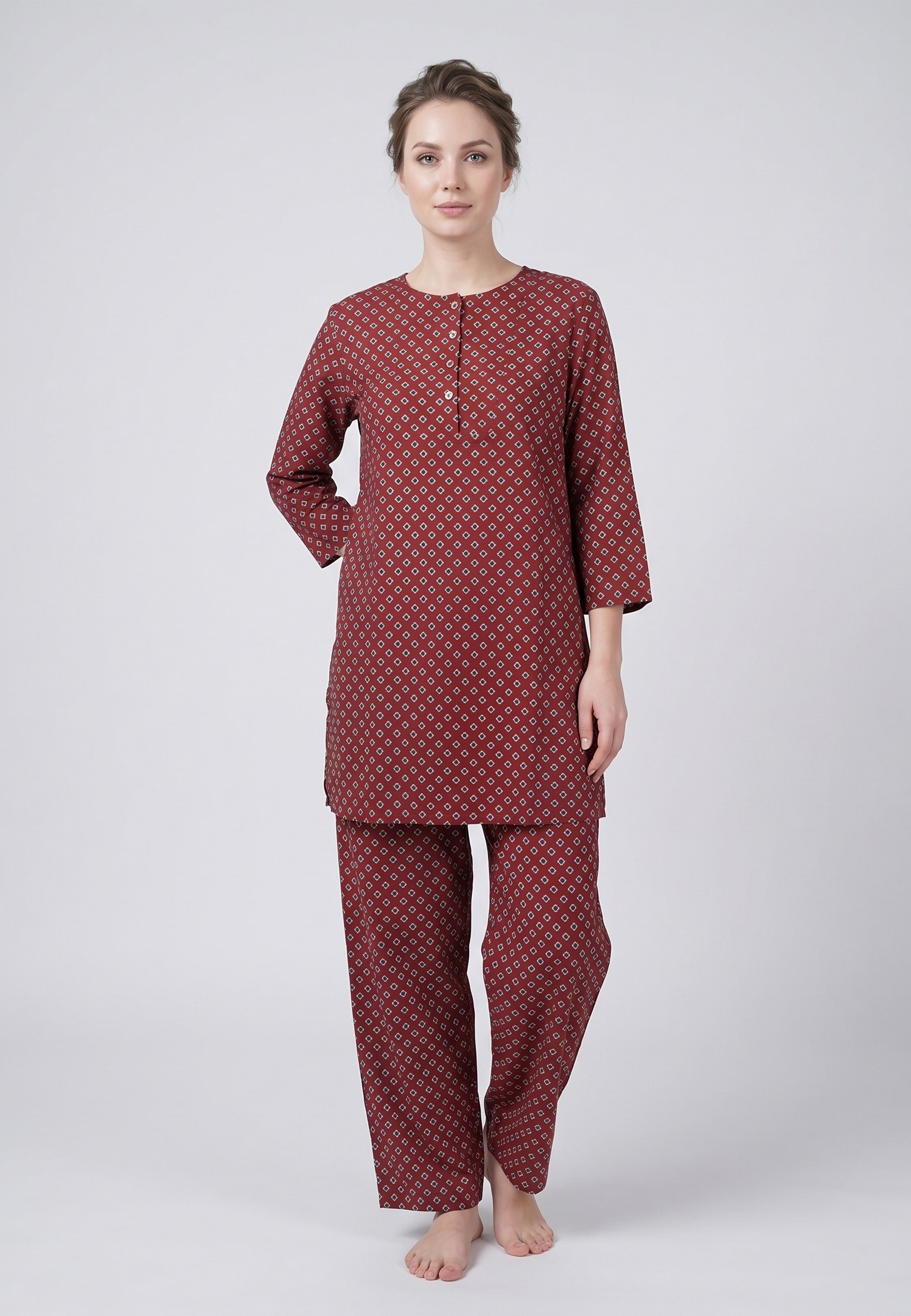 Femme portant un pyjama deux pièces rouge à imprimé losanges géométriques