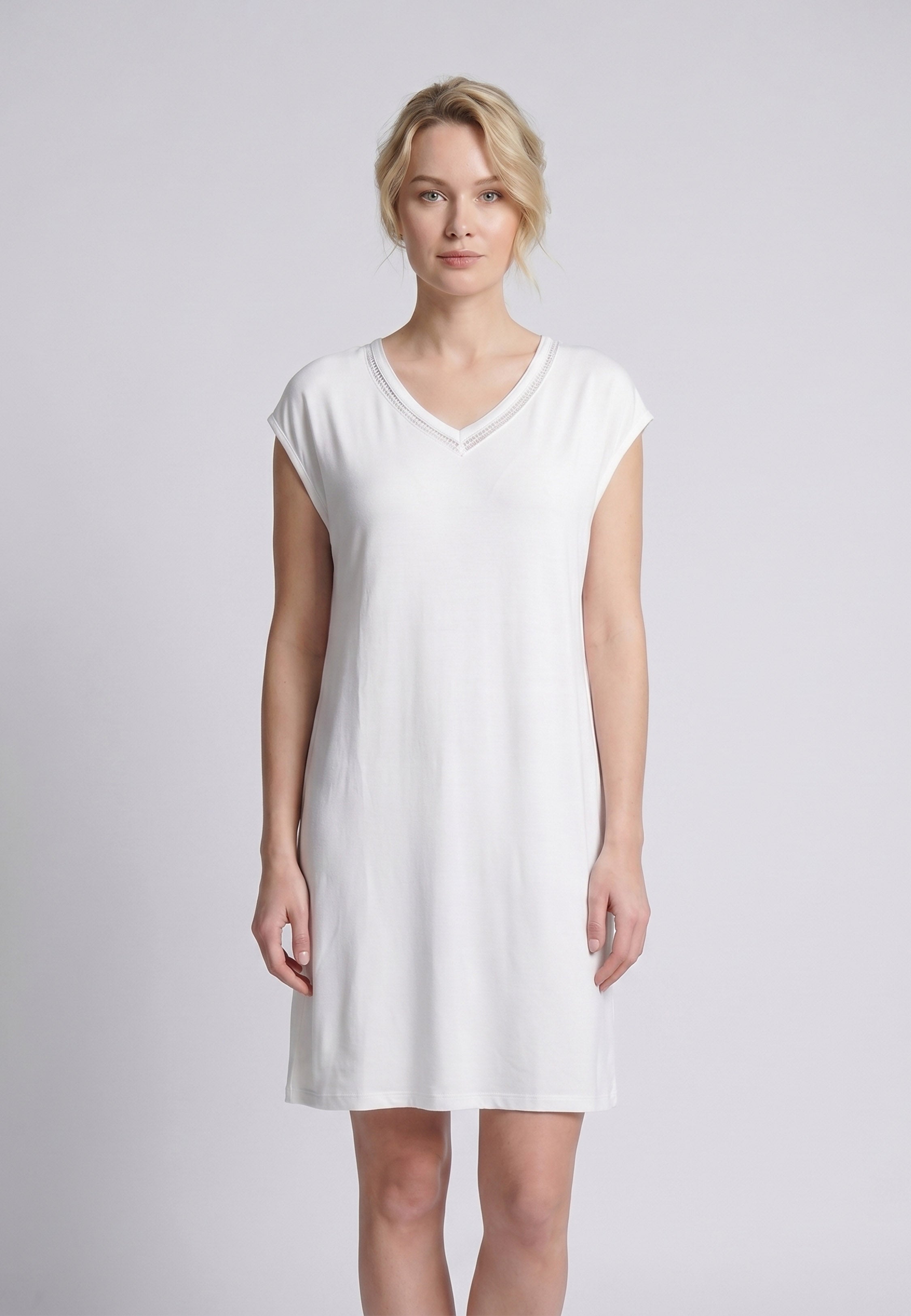 Femme portant une robe de nuit courte col V dentelle unie blanc Rosabella Cozy Comforts