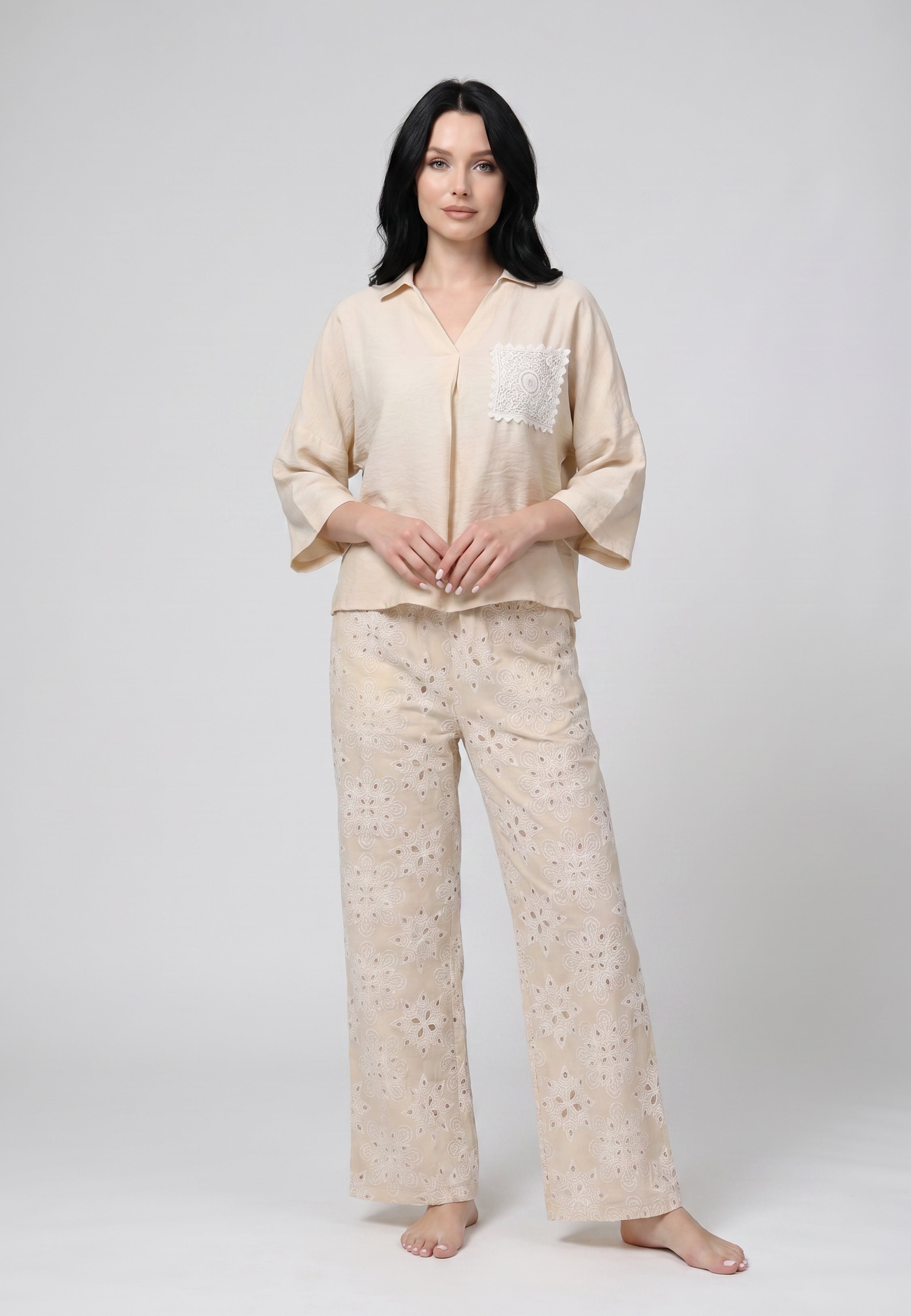 Femme portant un ensemble top col camp uni sable poche broderie perforée blanche et pantalon large broderie perforée florale sable Rosabella