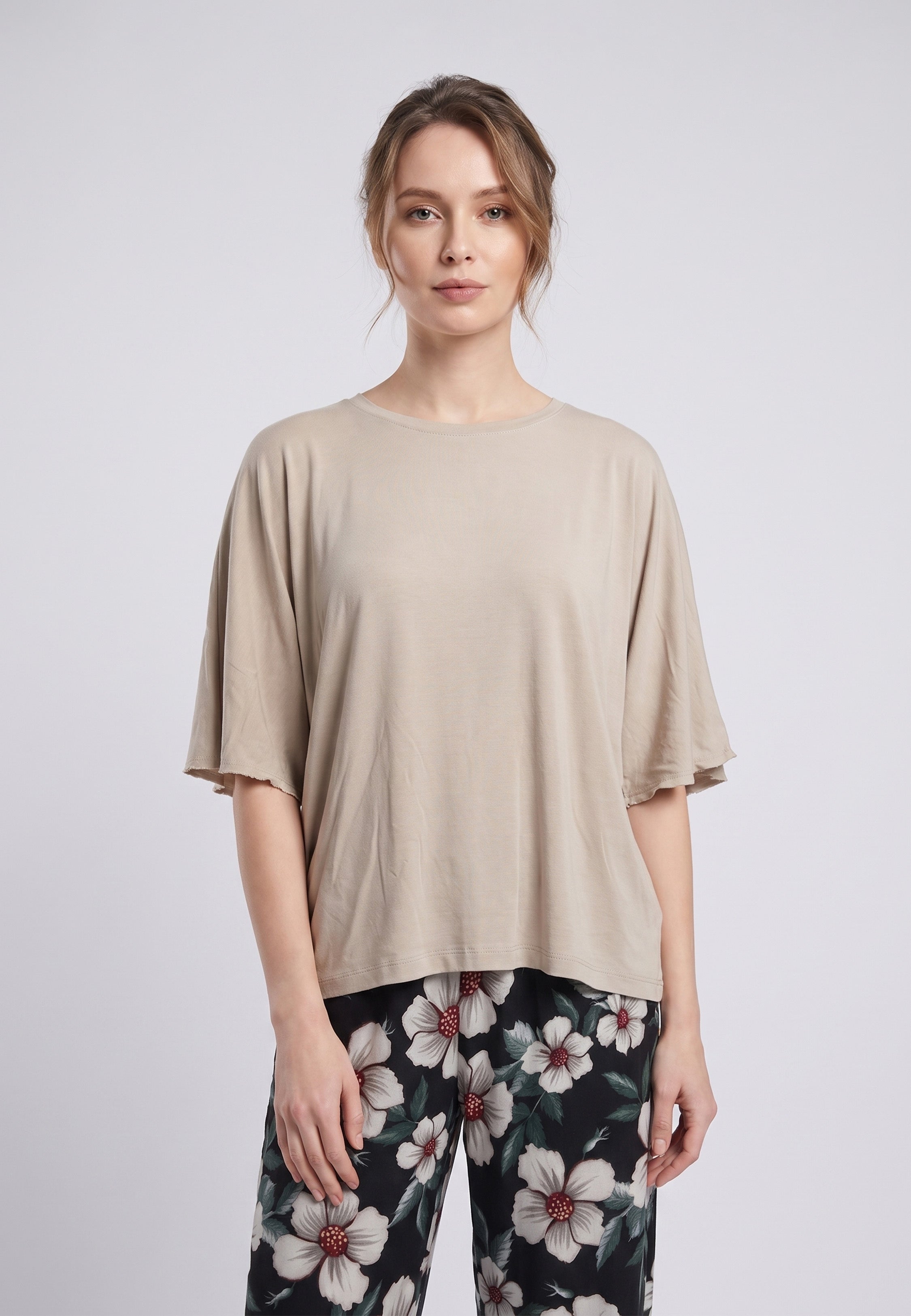 Pyjama pantalon long deux pièces T-shirt col rond beige manches papillon évasées et pantalon large fond noir imprimé grandes fleurs hibiscus blanc et bordeaux
