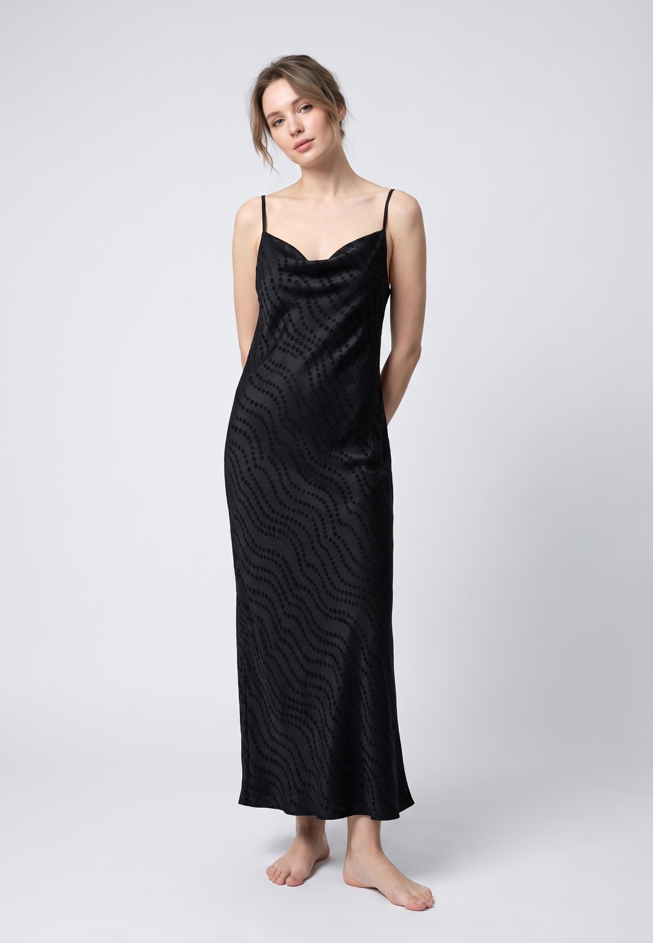 Nuisette longue femme en satin noir à motif jacquard avec col drapé
