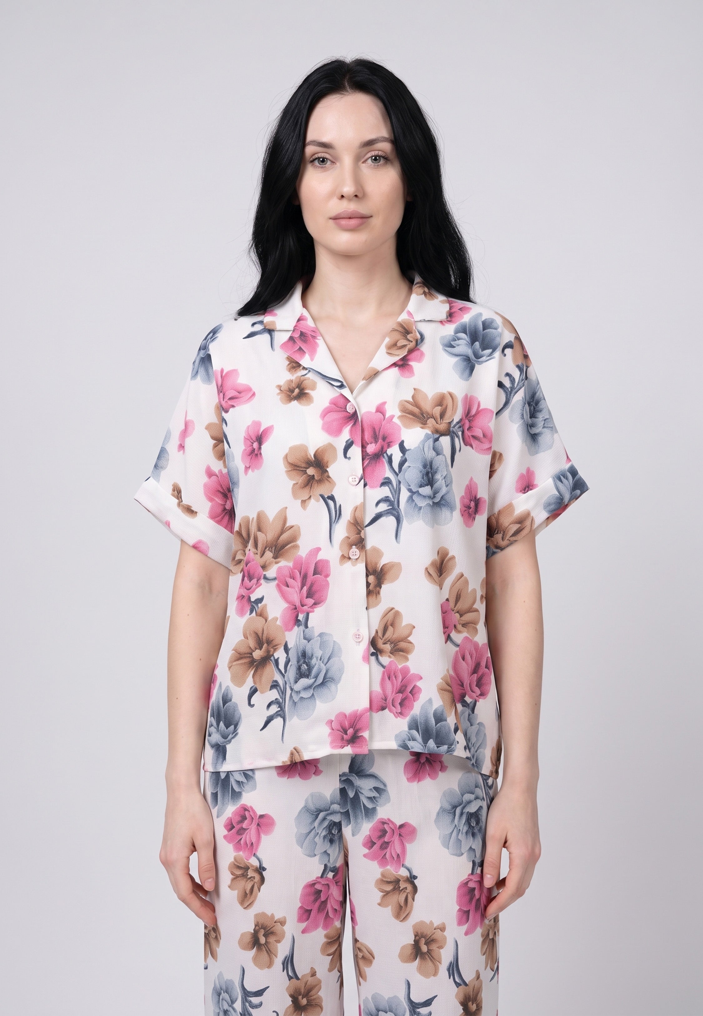 Pyjama deux pièces chemise col réver boutonnée manches courtes et pantalon large imprimé grandes fleurs fond blanc assortis