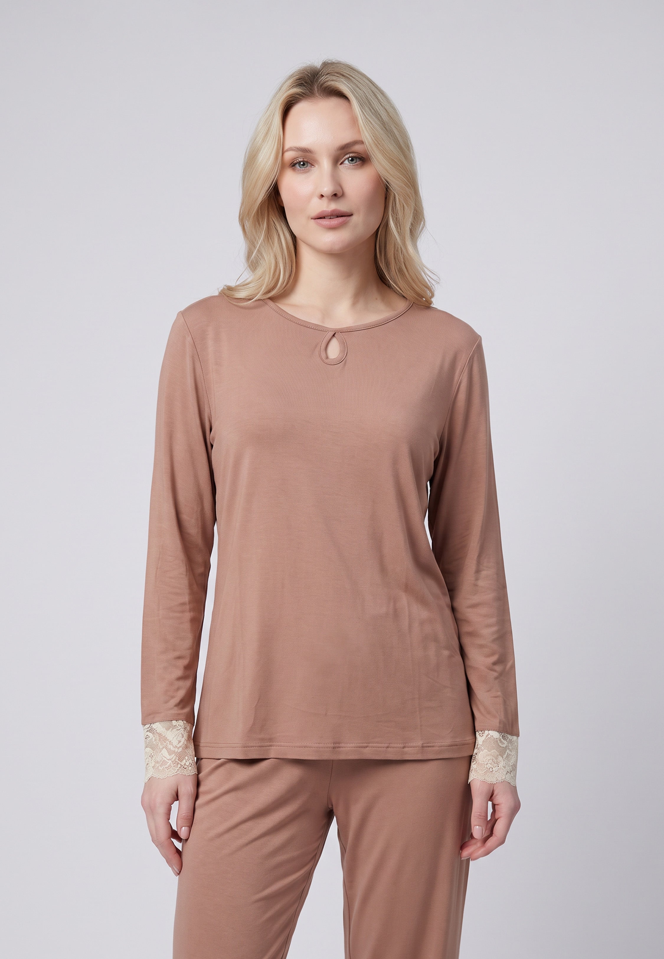Femme portant pyjama haut col rond goutte & pantalon long poignets dentelle Rosabella