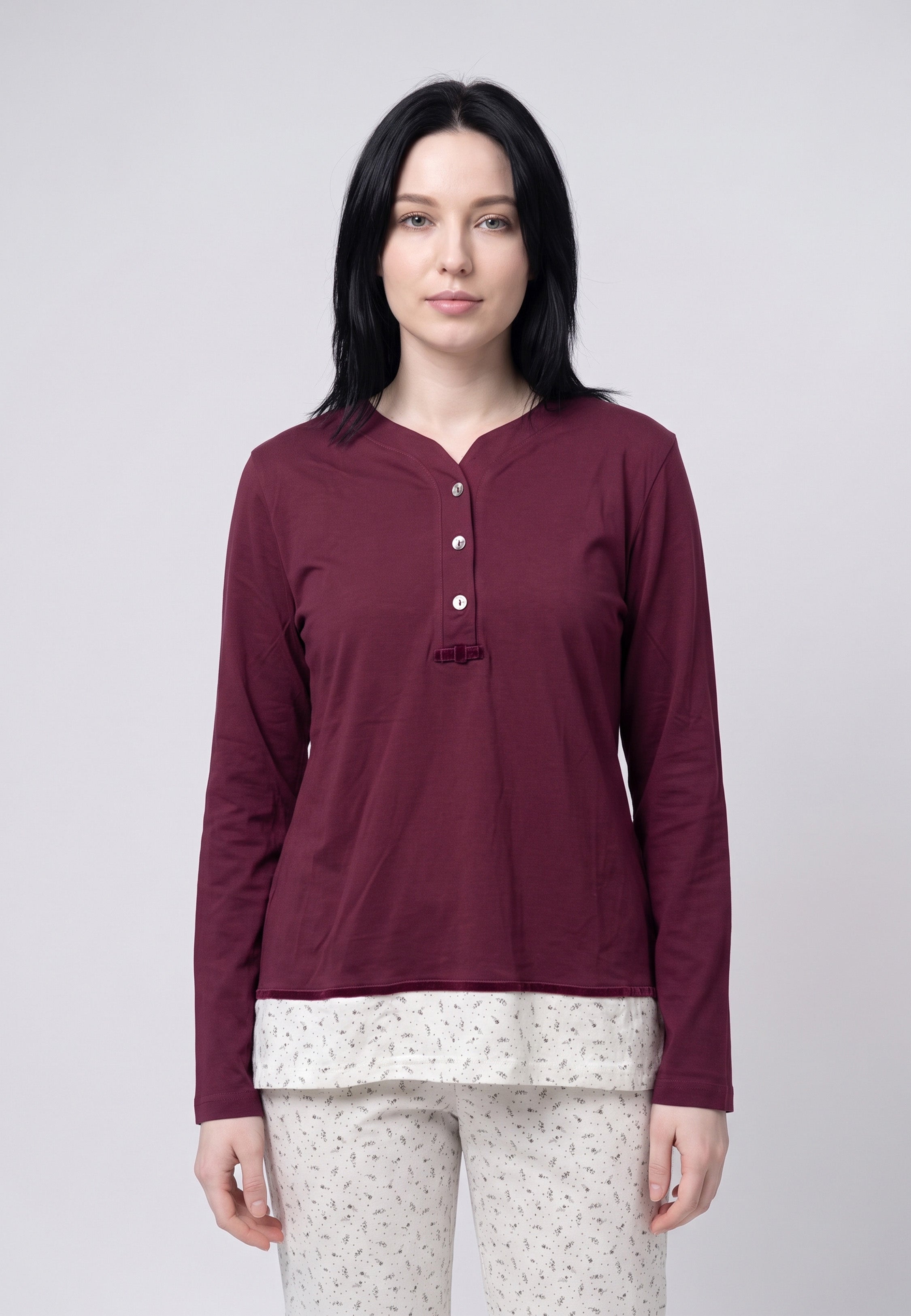 Femme portant pyjama haut bordeaux patte boutonnée & pantalon imprimé fleurettes Rosabella
