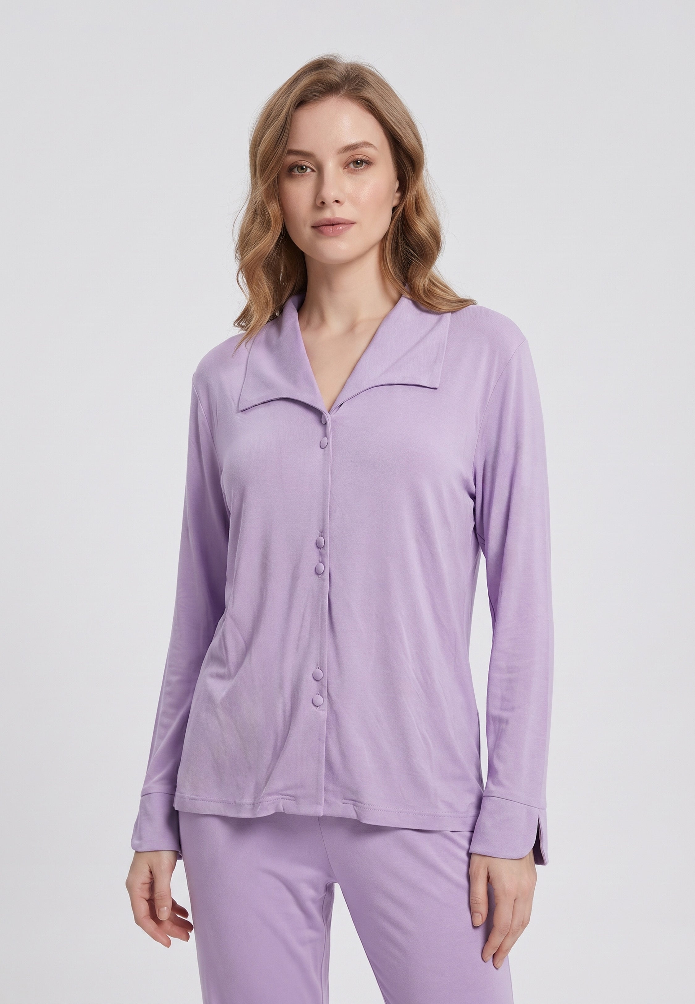 Femme portant pyjama haut col ouvert boutonné & pantalon long mauve Rosabella