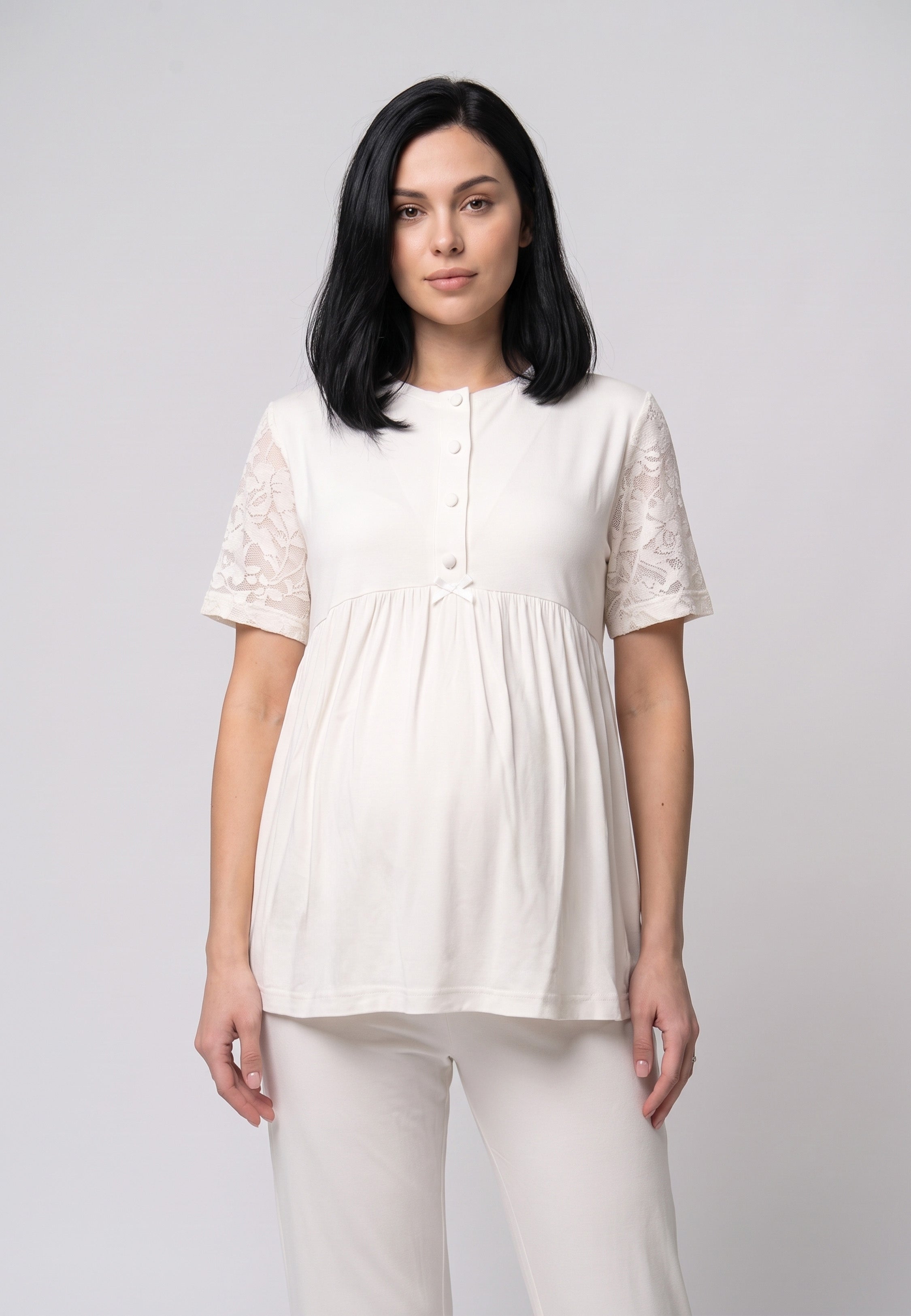 Femme enceinte portant pyjama maternité haut manches dentelle & pantalon blanc cassé Rosabella