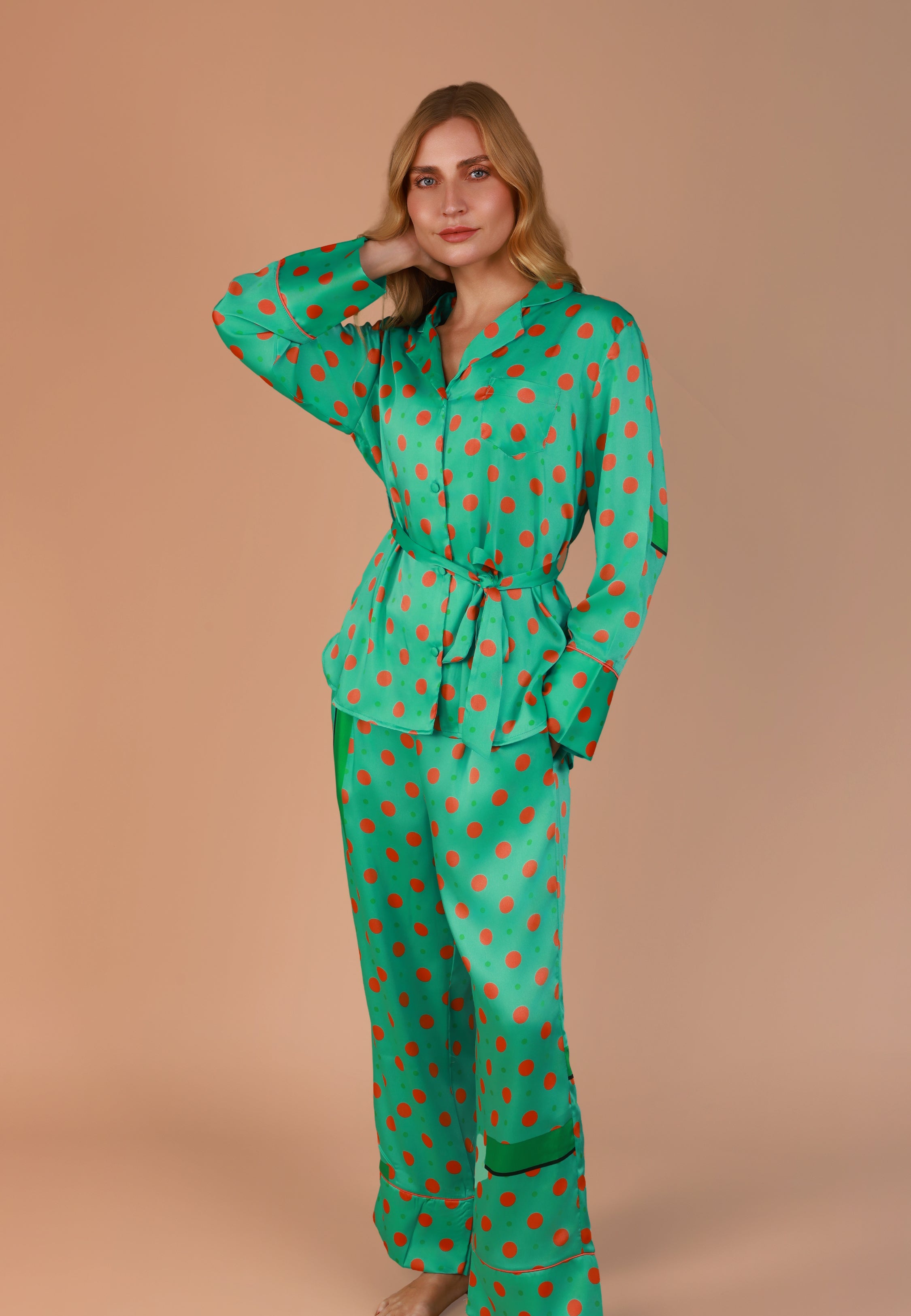 Pyjama deux pièces en satin à pois verts et orange | Collection GÉOMÉTRIQUE