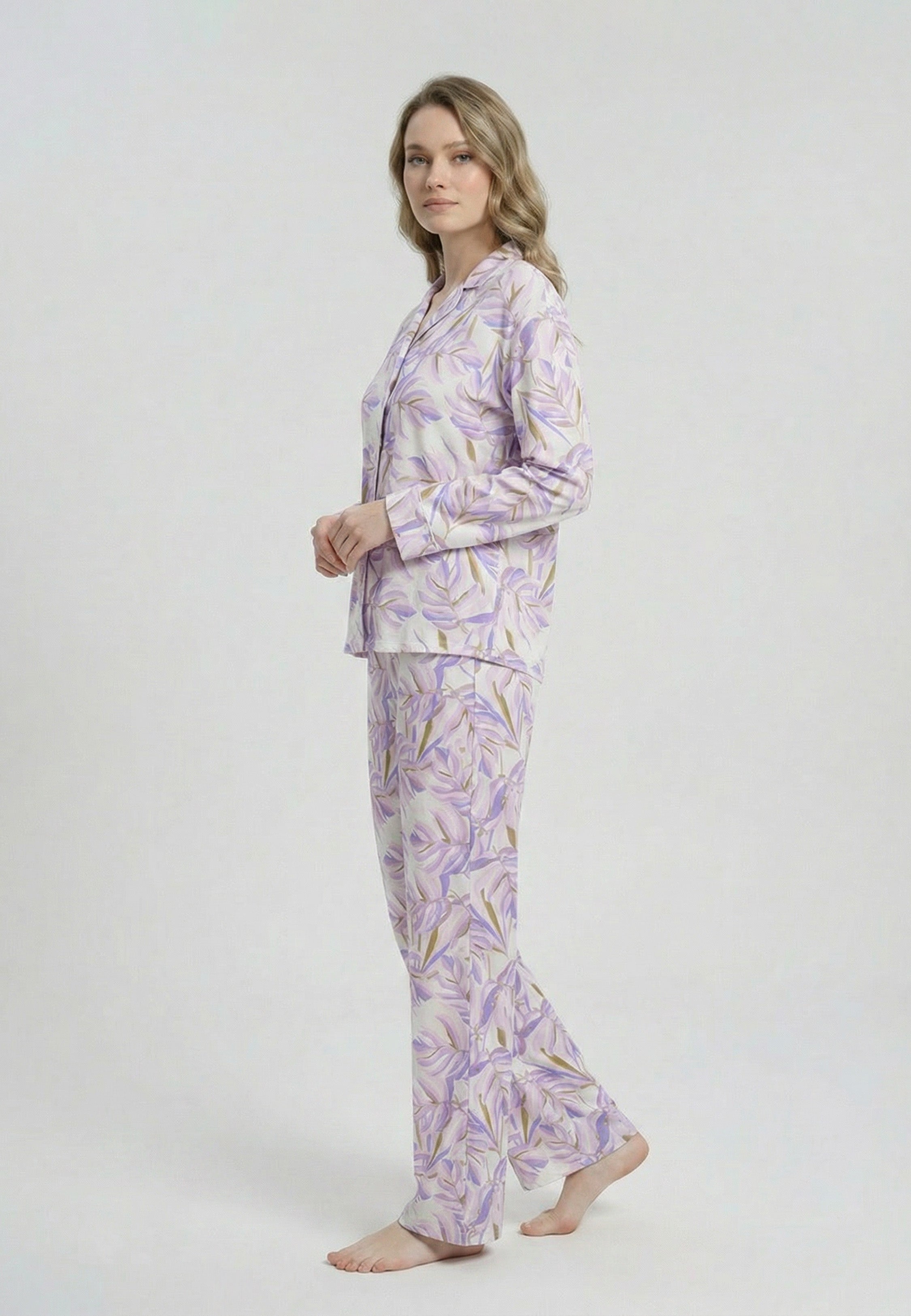 Femme portant un pyjama long deux pièces chemise boutonnée col tailleur et pantalon droit imprimé botanique parme Rosabella Aurora Line