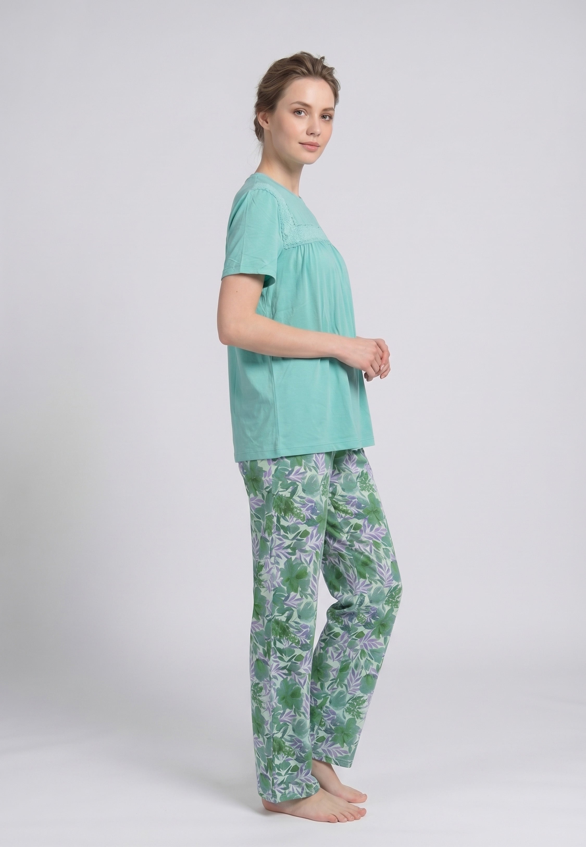 Femme portant un pyjama deux pièces t-shirt vert clair broderie anglaise et pantalon large grand imprimé floral coloré Rosabella Juliet Rose